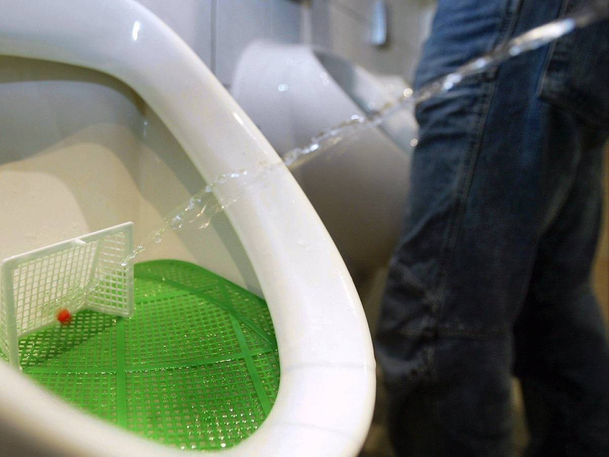 Ein Tor im Urinal soll für Abwechslung beim Wasserlassen sorgen.