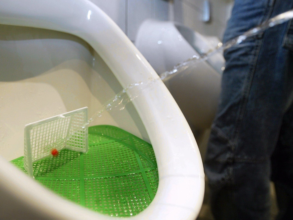 Ein Tor im Urinal soll für Abwechslung beim Wasserlassen sorgen.