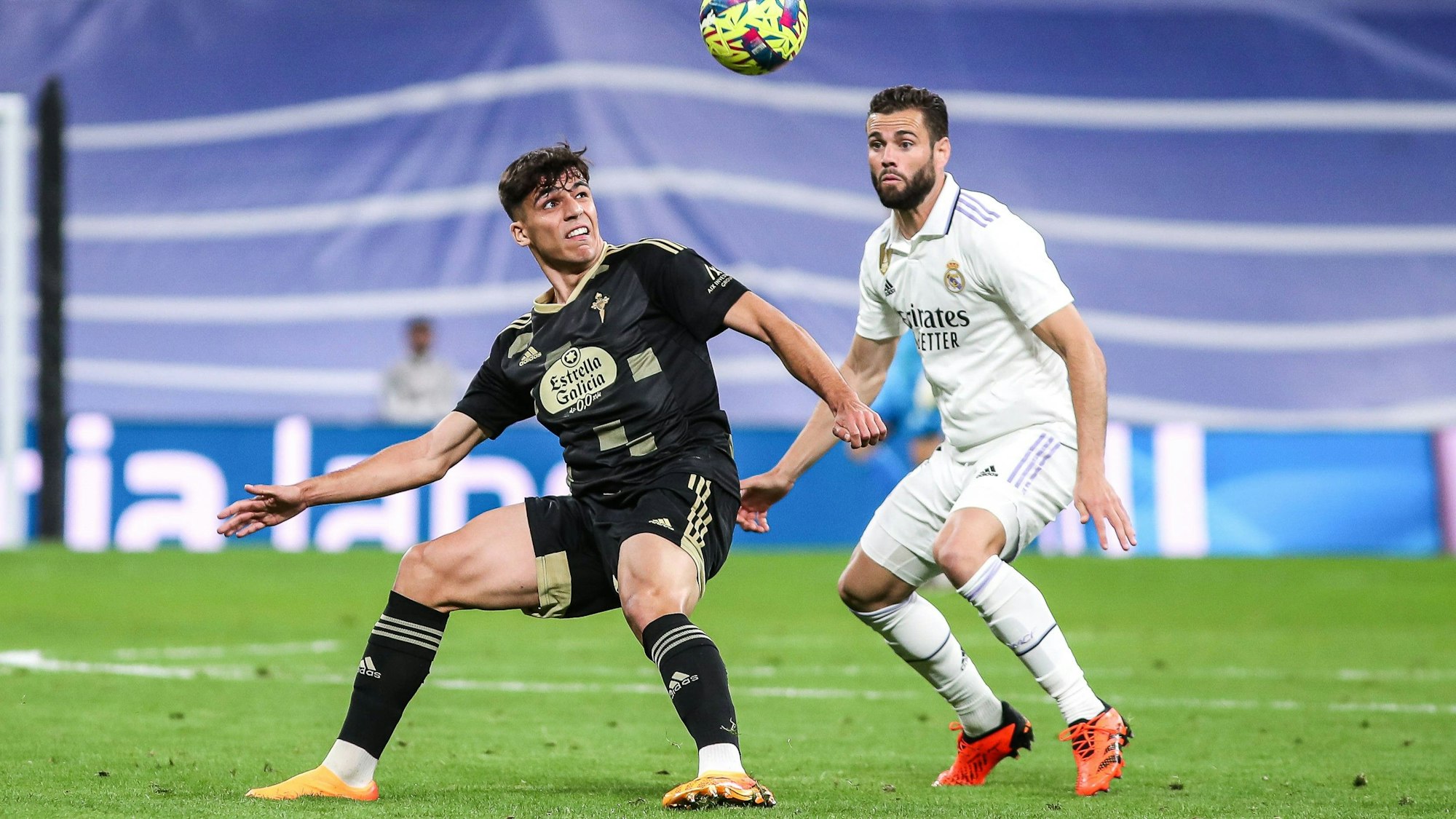 Gabri Veiga im Spiel mit Celta Vigo beim Kampf um den Ball gegen Real Madrid Nacho Fernández.