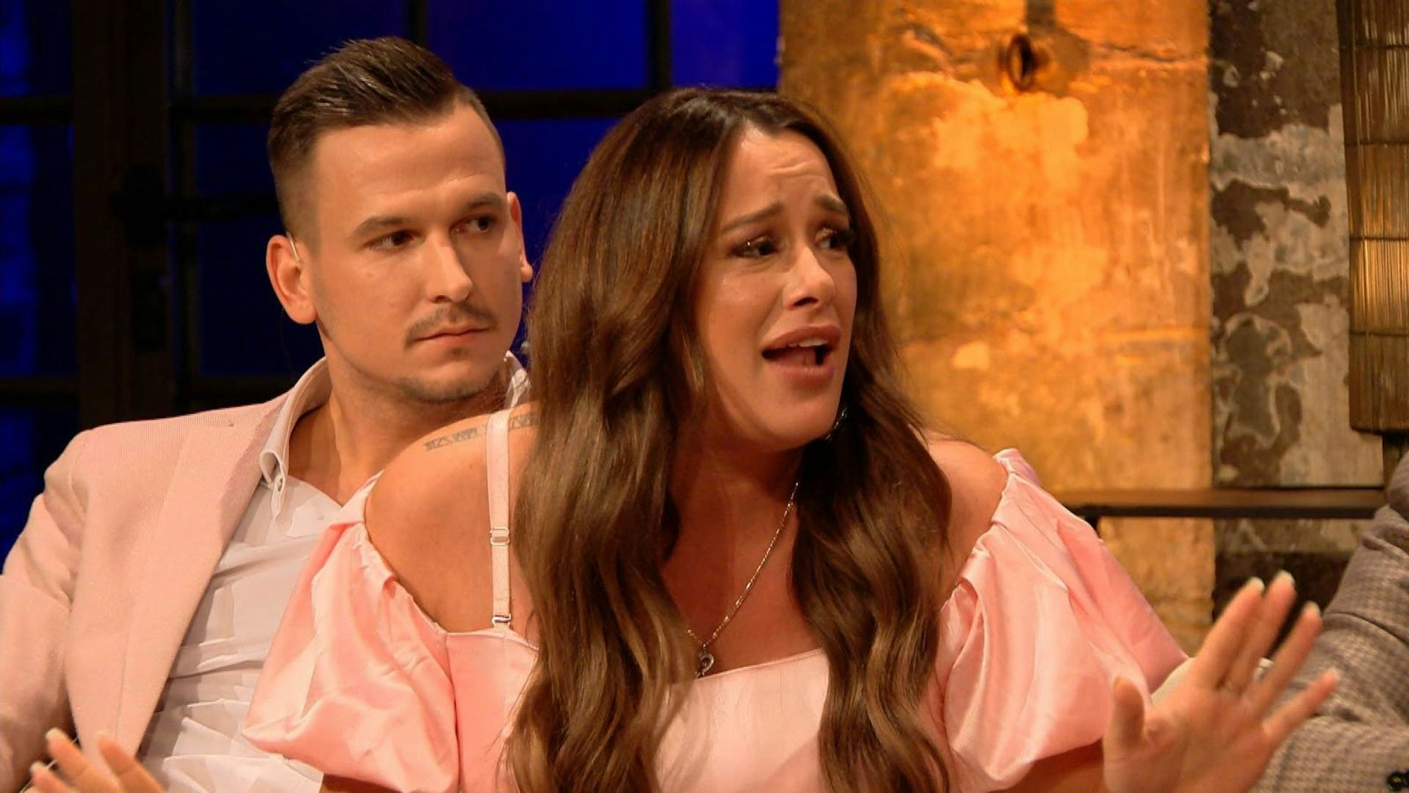 Sieht nicht so aus, aber Justine Dippl und ihr Bus fahrender Freund Arben Zekic hatten frohe Kunde: Sie erwarten Nachwuchs. (Bild: RTL)