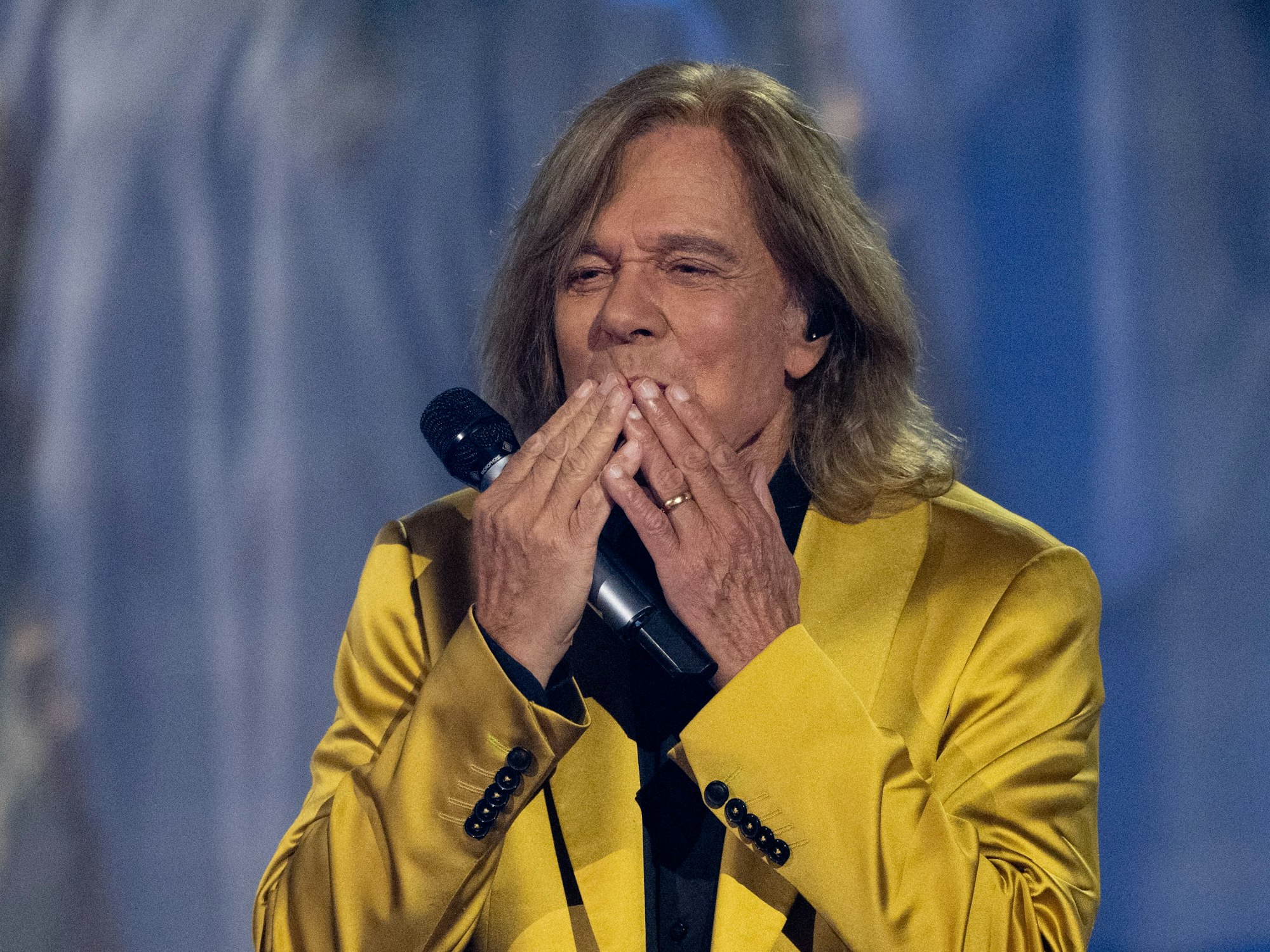 Der deutsche Schlagersänger Jürgen Drews steht in der Fernsehshow „Das große Schlagerjubiläum 2022“ auf der Bühne.