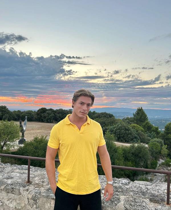 Henrik Stoltenberg im gelben Poloshirt.