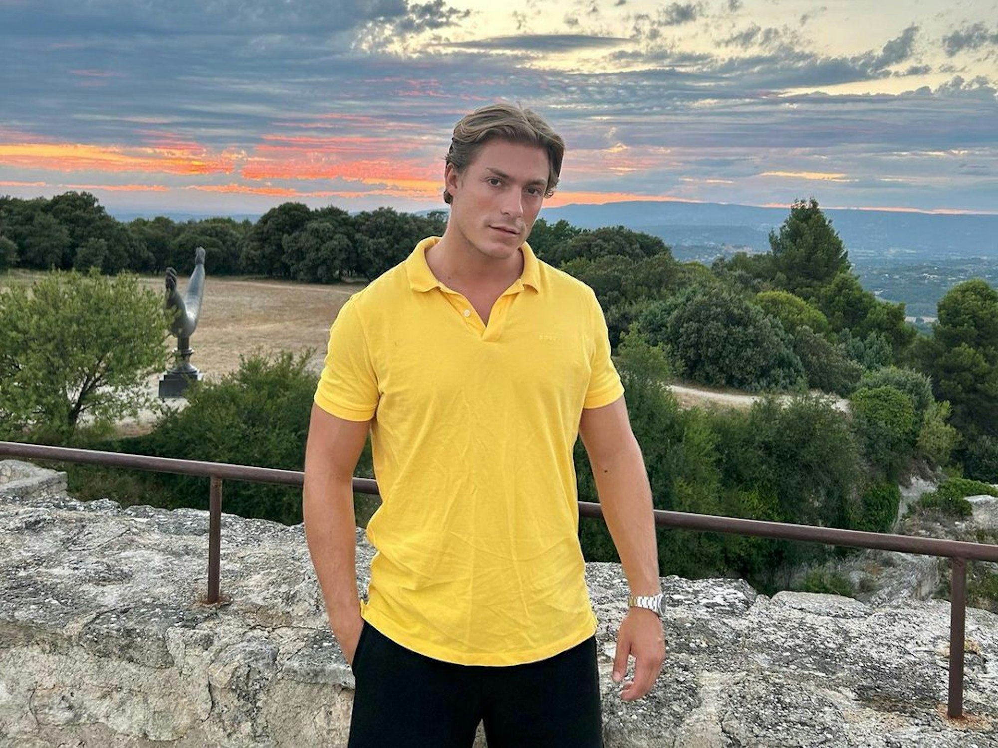 Henrik Stoltenberg im gelben Poloshirt.