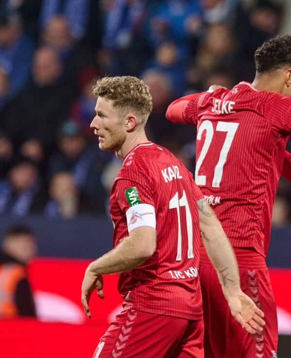 Davie Selke (M) on Köln jubelt mit Florian Kainz (l) und Mark Uth über sein Tor zum 1:1.