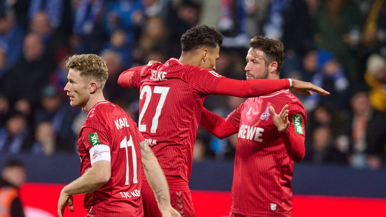 Davie Selke (M) on Köln jubelt mit Florian Kainz (l) und Mark Uth über sein Tor zum 1:1.