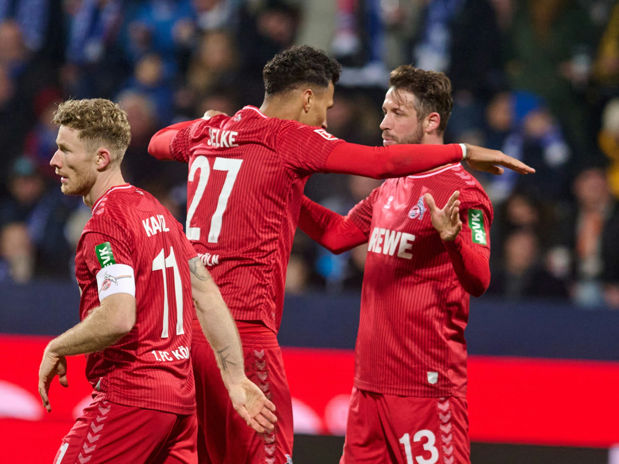 Davie Selke (M) on Köln jubelt mit Florian Kainz (l) und Mark Uth über sein Tor zum 1:1.