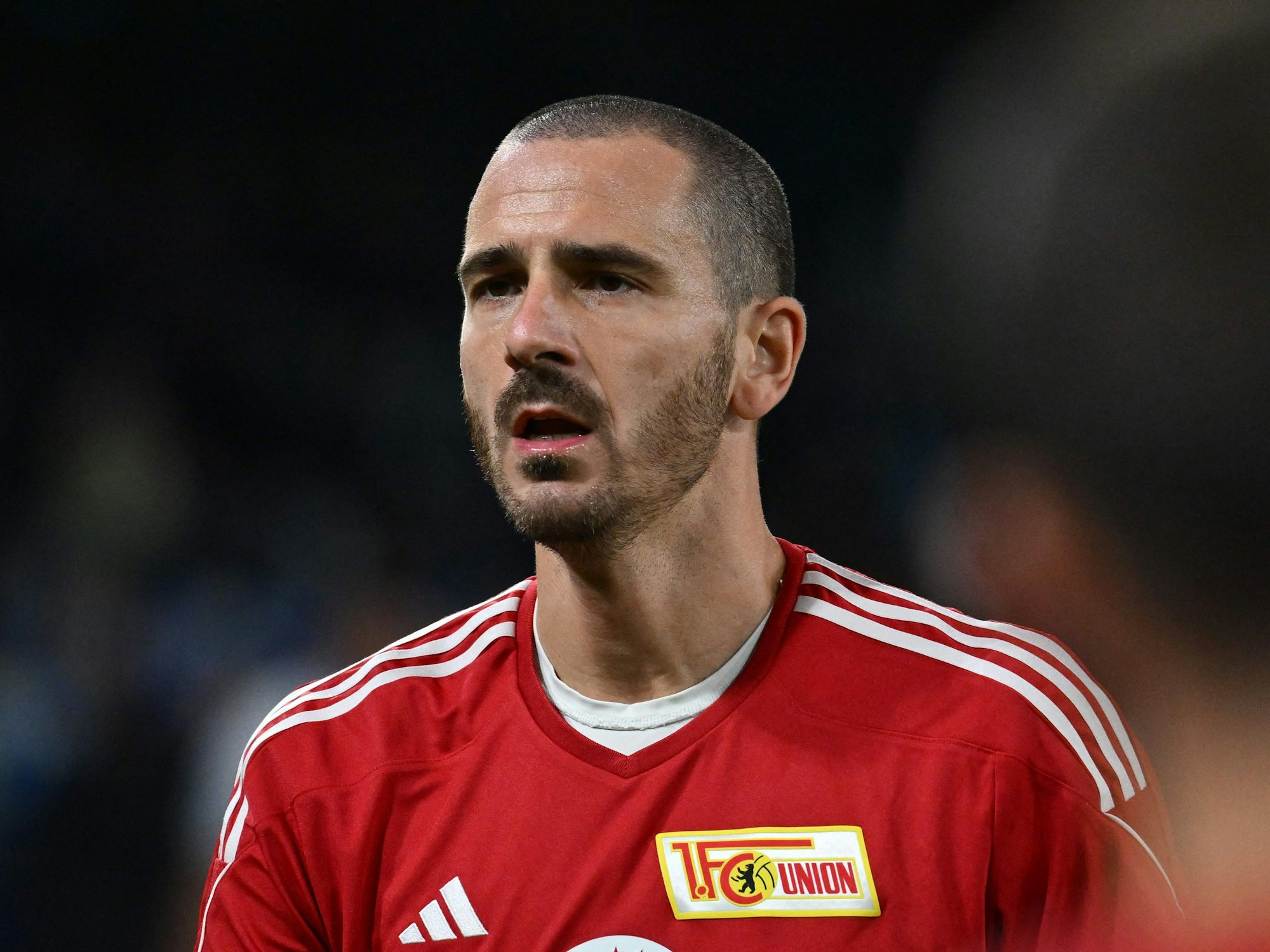 Leonardo Bonucci beim Aufwärmen vor dem Spiel in Großaufnahme.