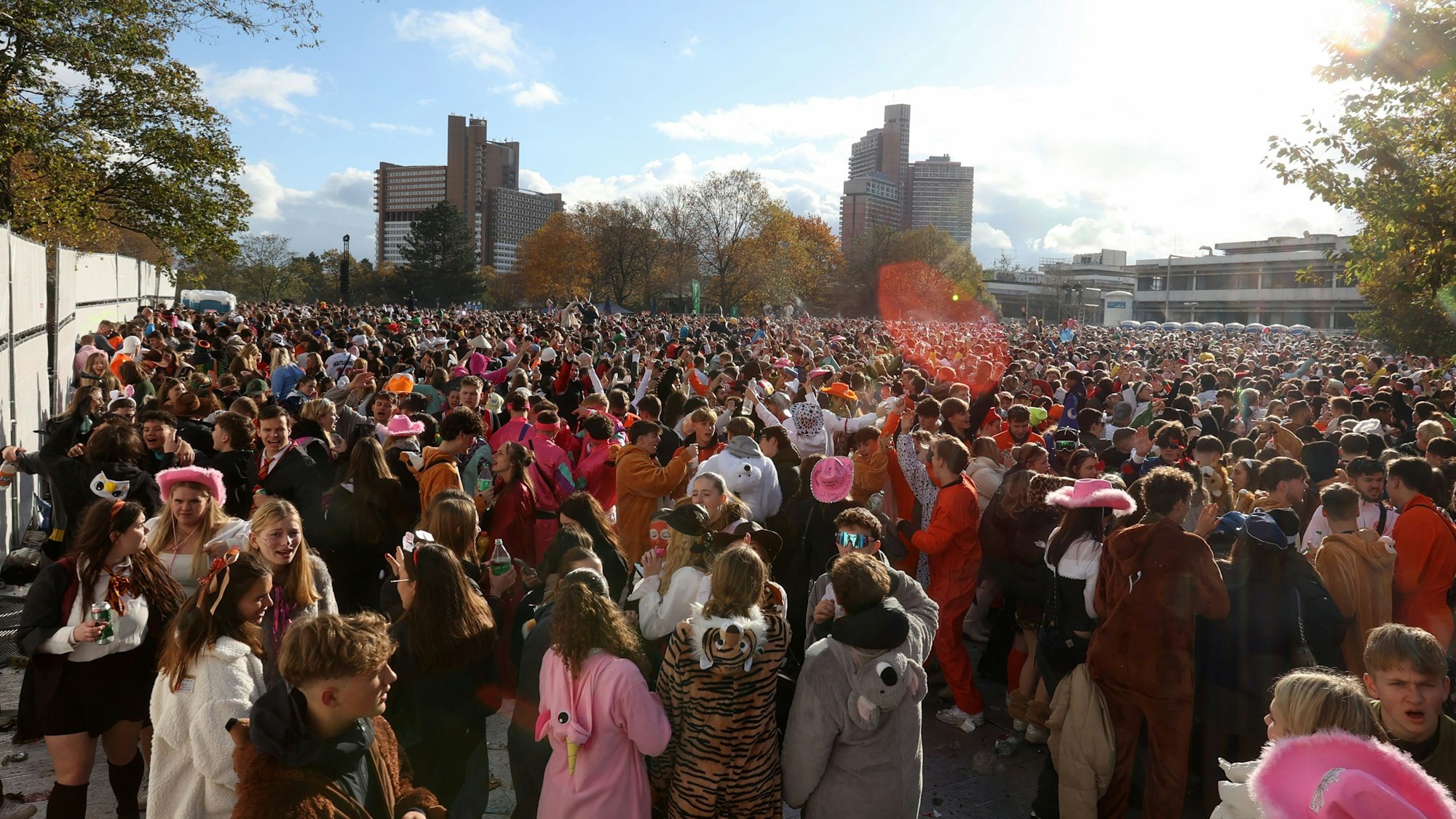 Feiernde auf den Kölner Uniwiesen am 11.11.2023