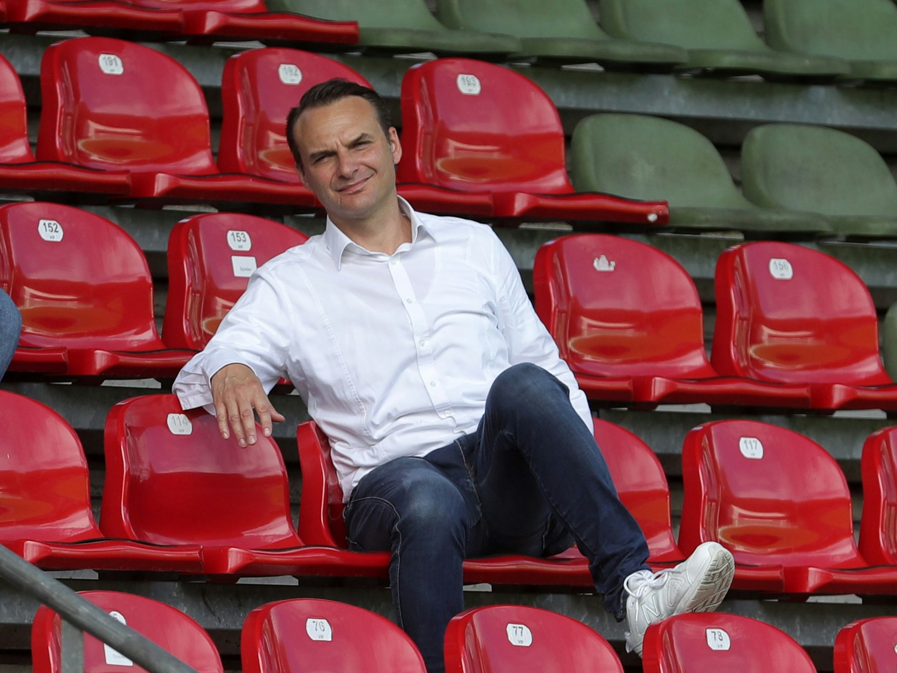 Holger Kirsch sitzt auf der Tribüne.