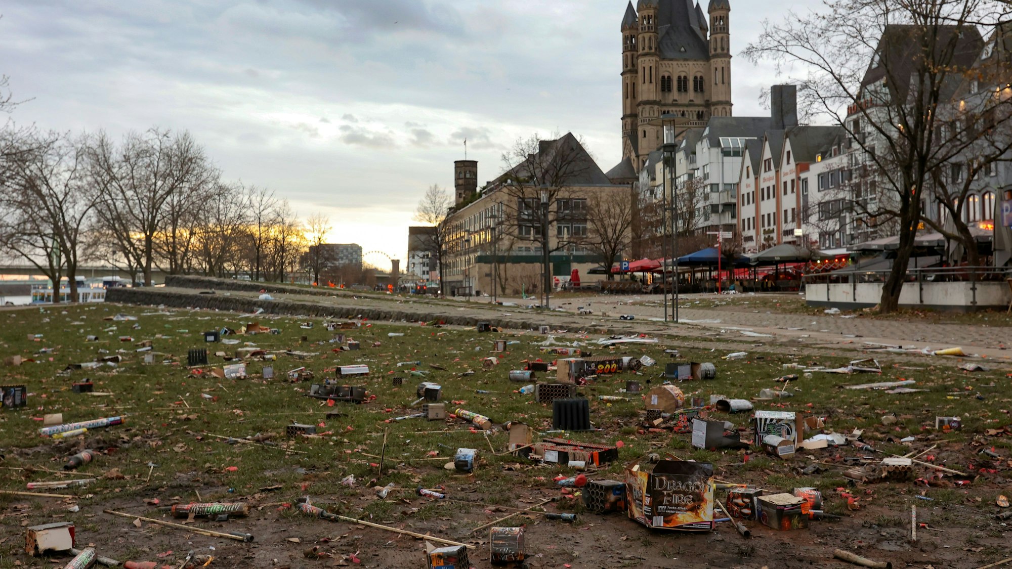 Riesige Müllberge vor der Kölner Altstadt.