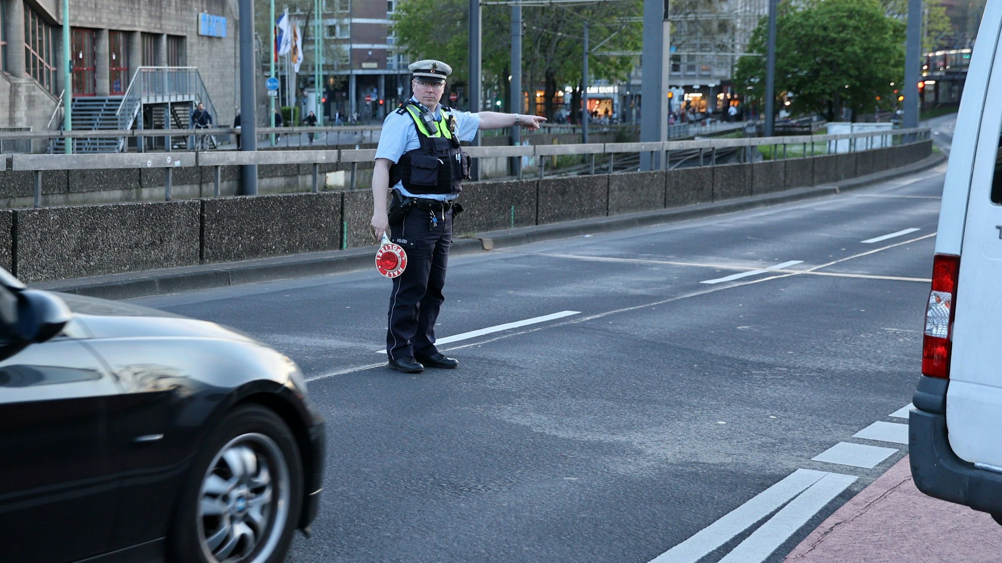 Die Kölner Polizei kontrolliert Autos im Bereich der Deutzer Brücke.