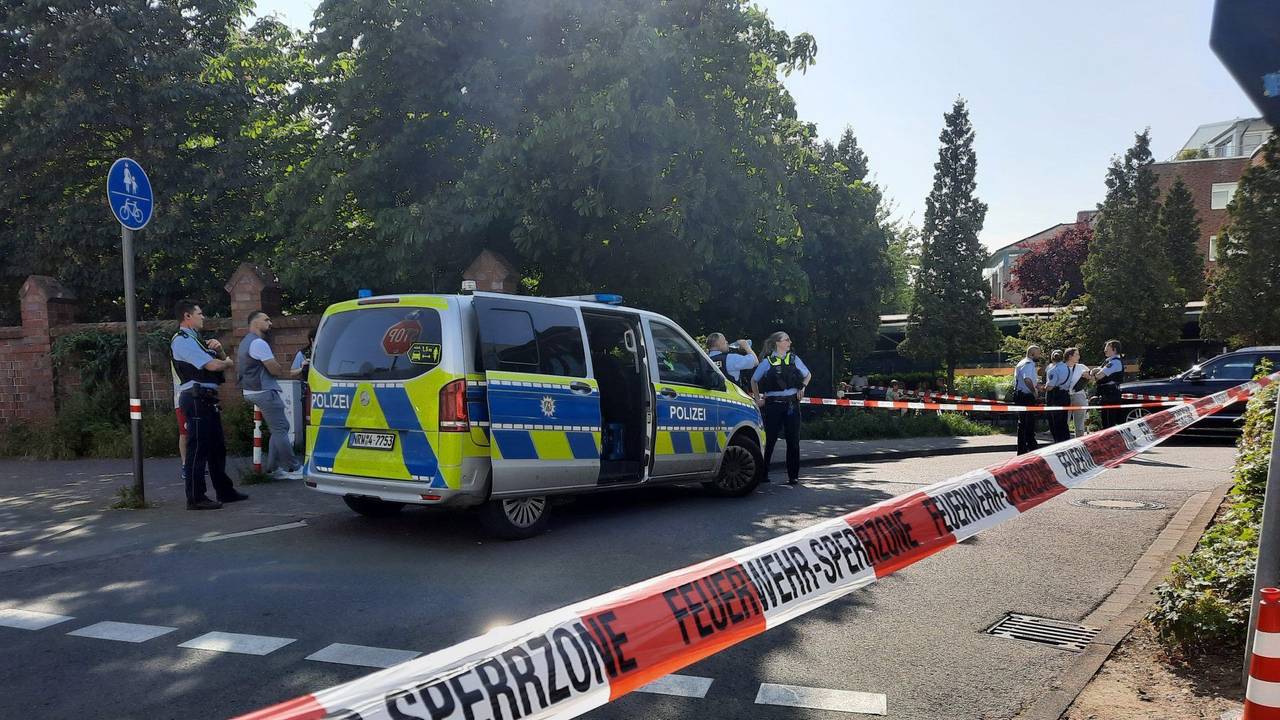 Einsatzkräfte der Polizei steht an einem abgesperrten Bereich.