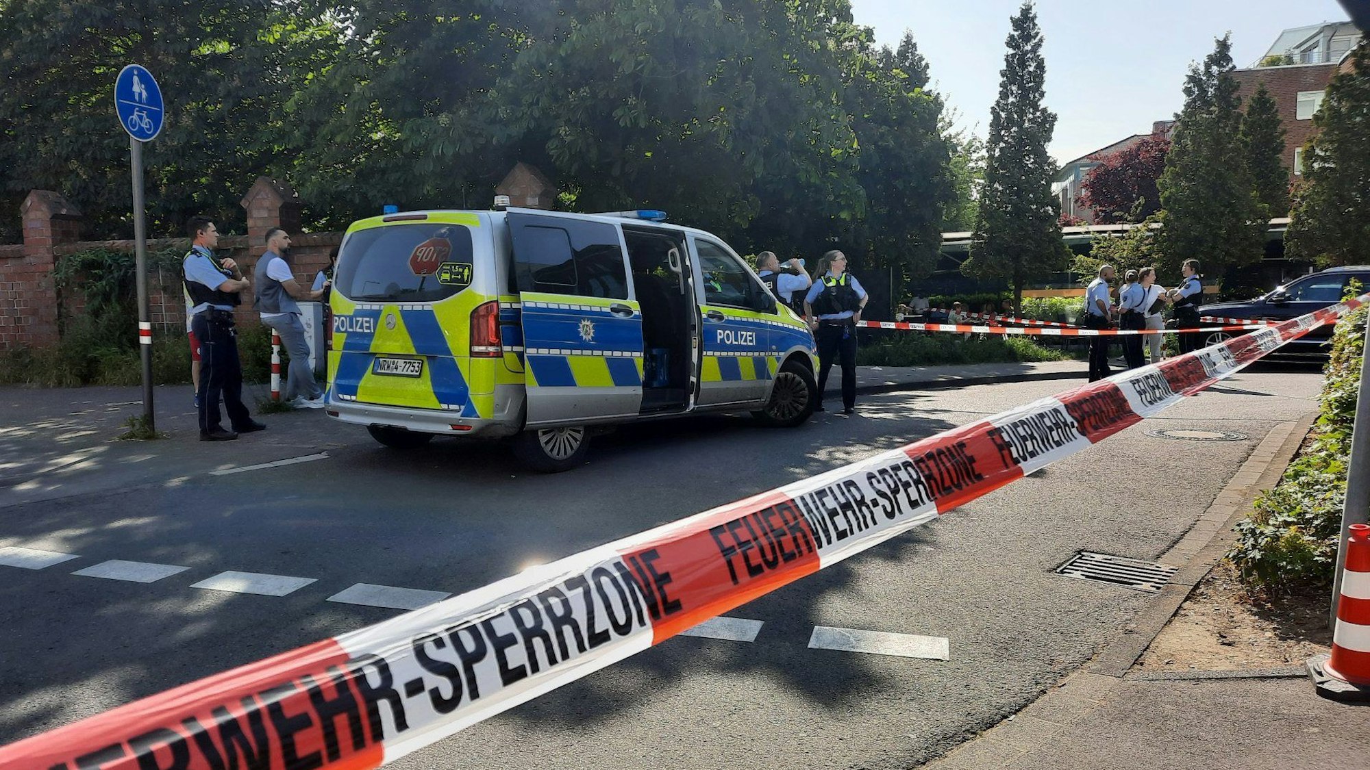 Einsatzkräfte der Polizei steht an einem abgesperrten Bereich.