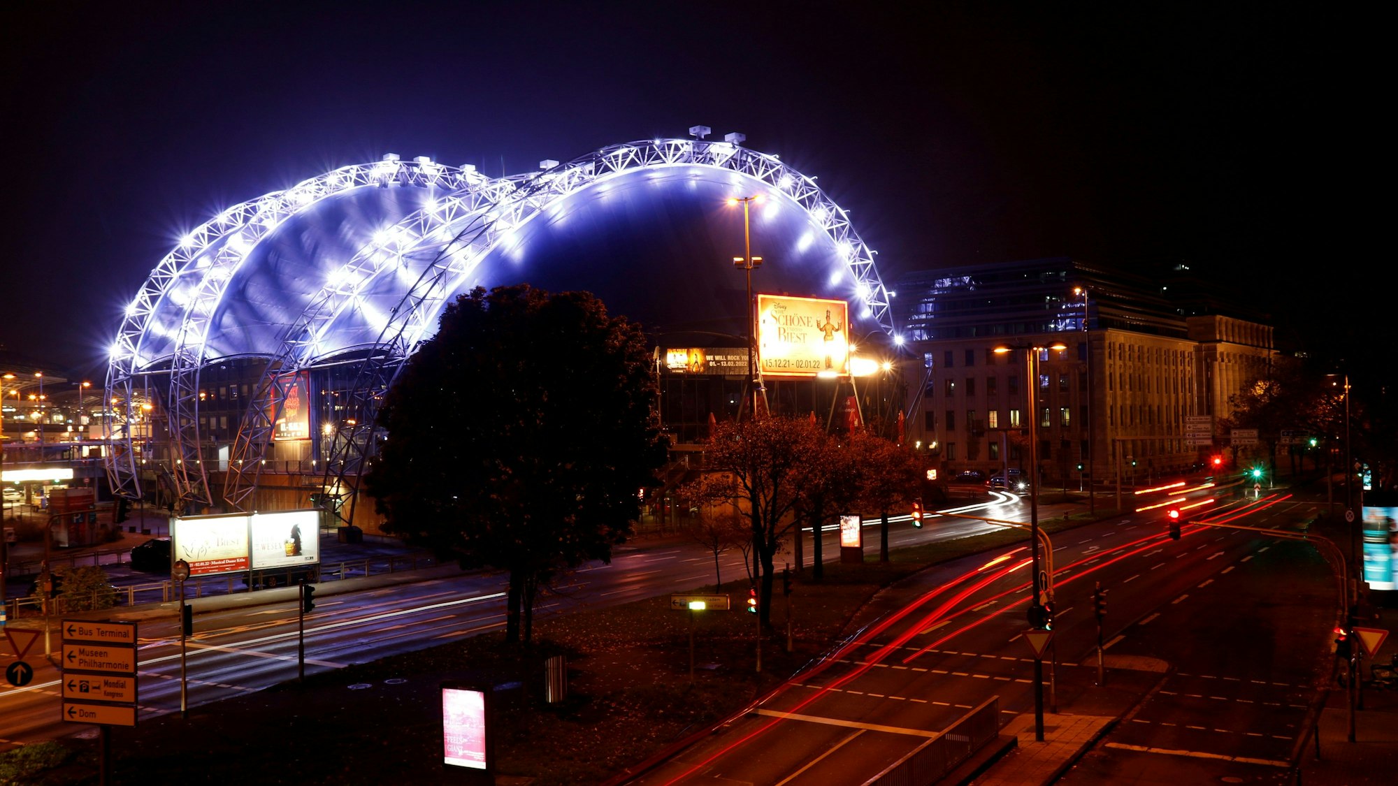 Der blau erleuchtete Musical Dome am Rheinufer in Köln.