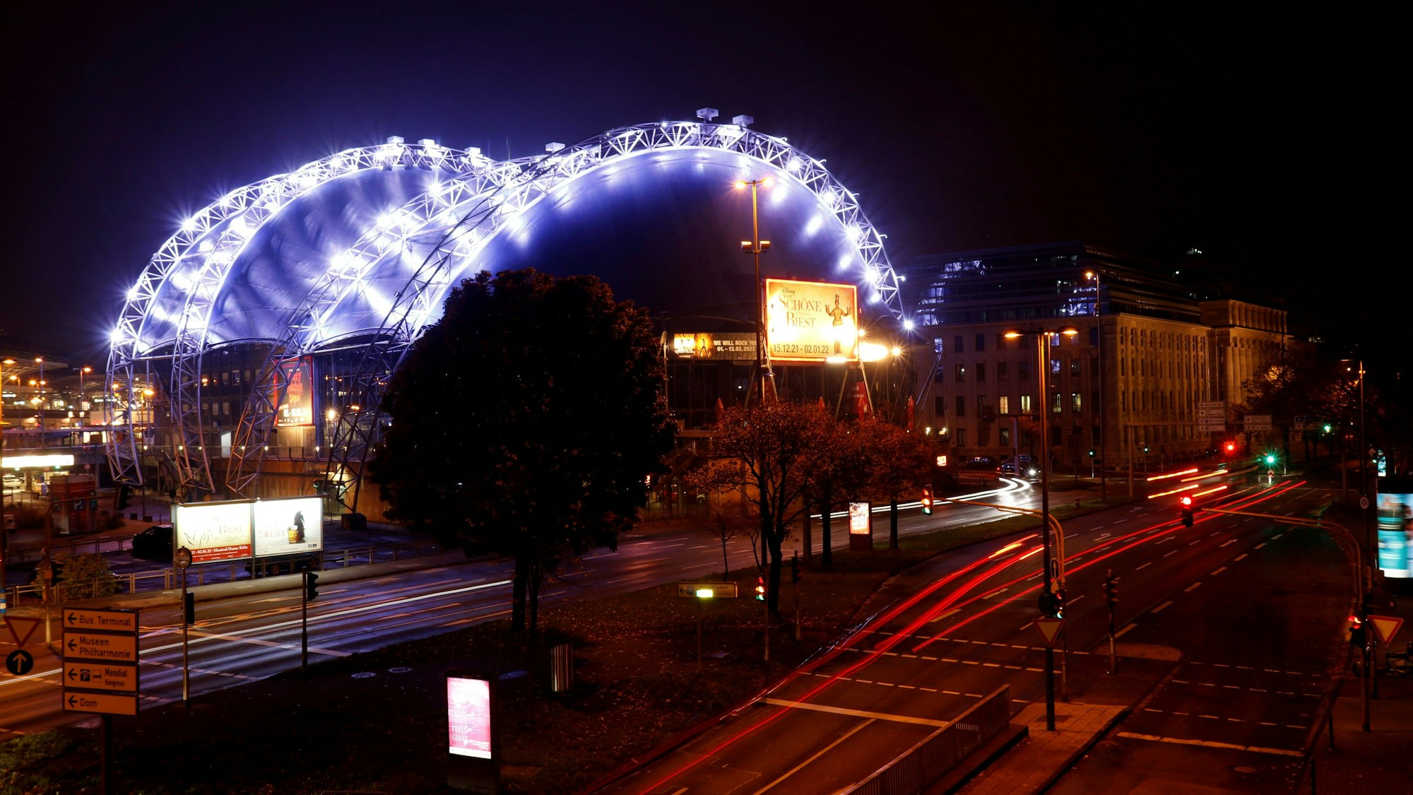 Der Musical Dome leuchtet in seiner markanten blauen Farbe. Die Halle wird bald abgerissen.