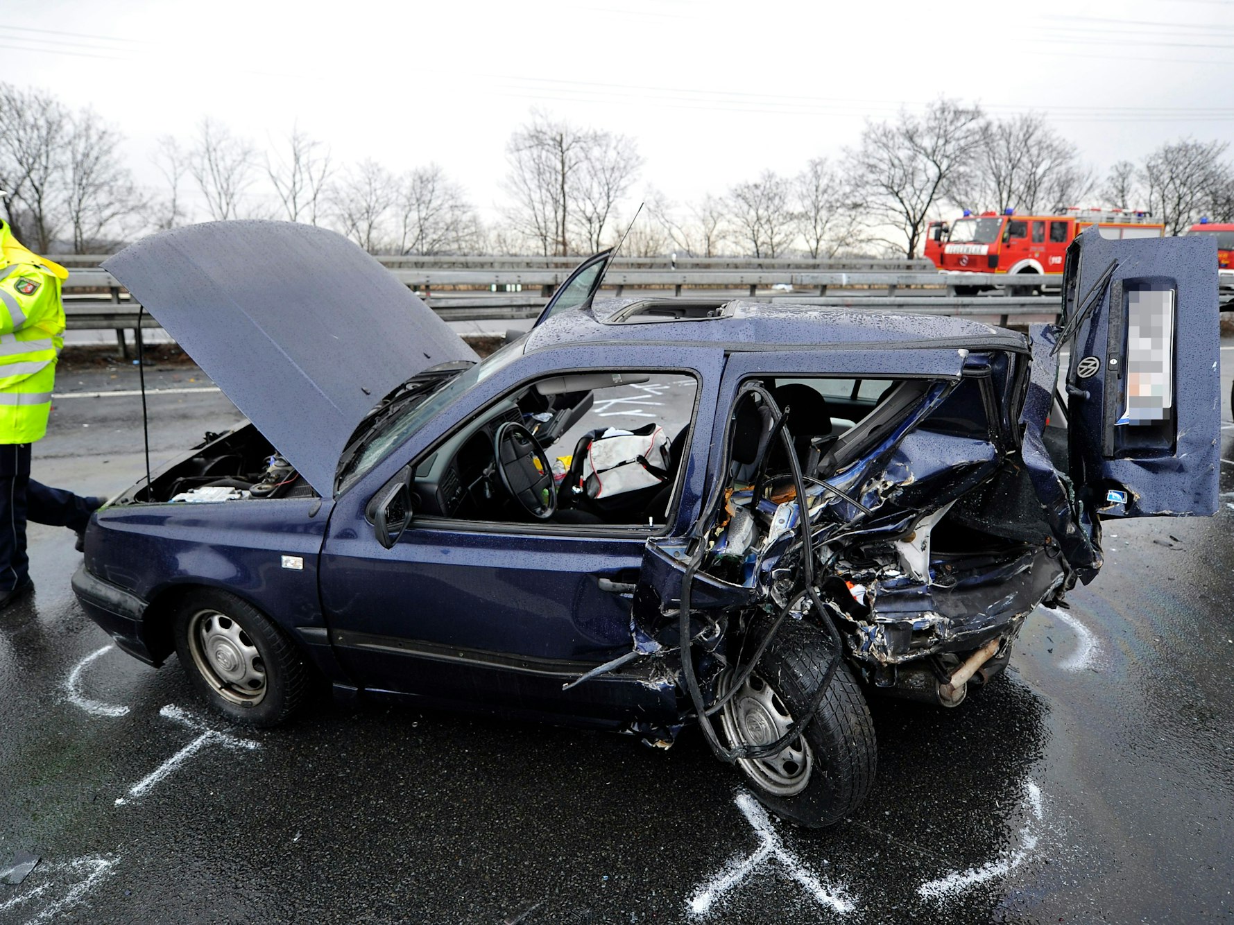 Ein verunglücktes Fahrzeug, dessen Heck stark eingedrückt ist.