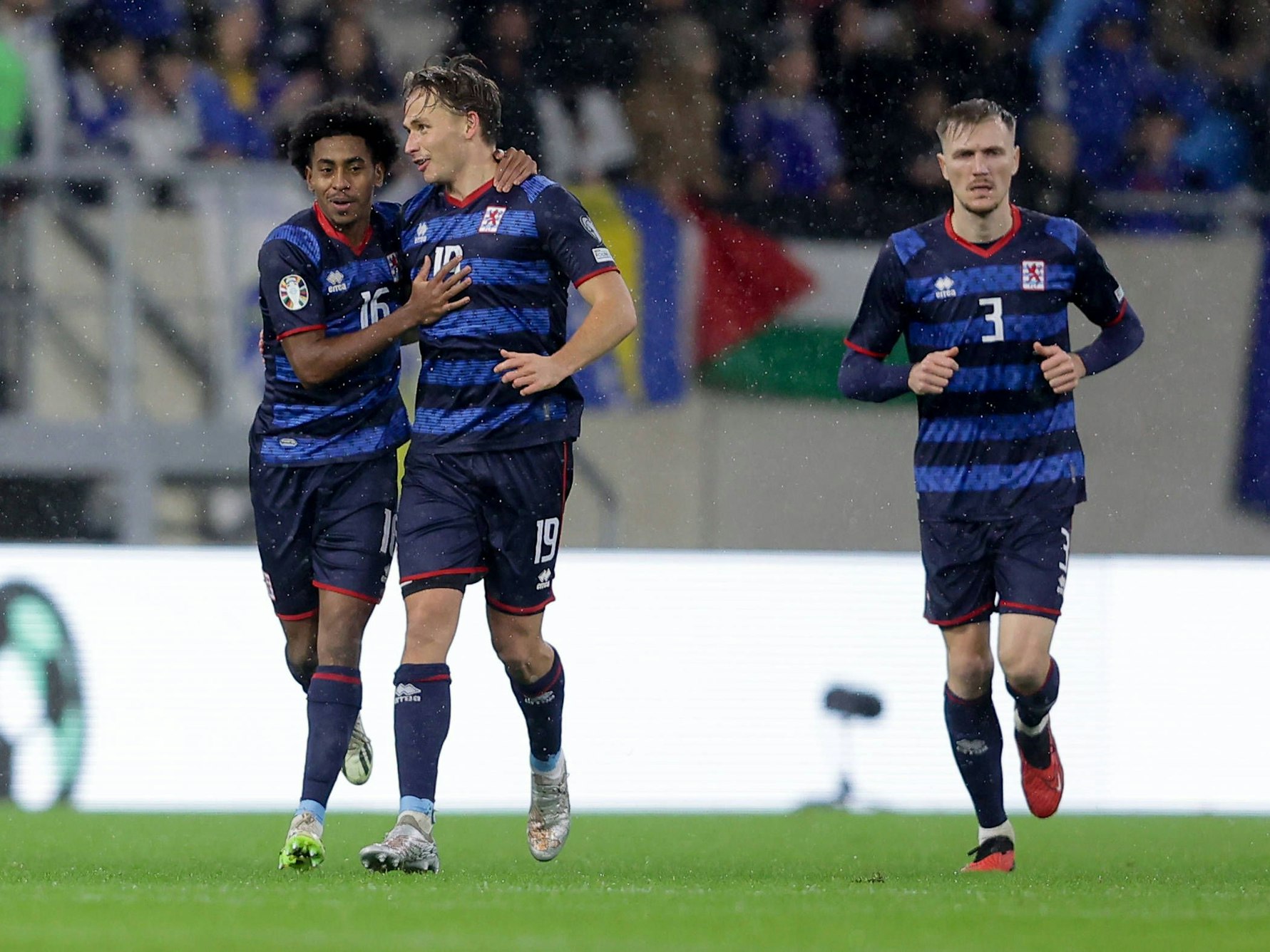 Mathias Olesen (M.) jubelt mit Leandro Barreiro über sein erstes Länderspieltor.