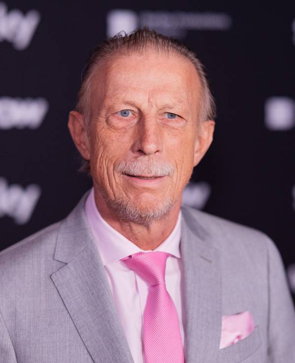 Christoph Daum steht auf dem Roten Teppich.
