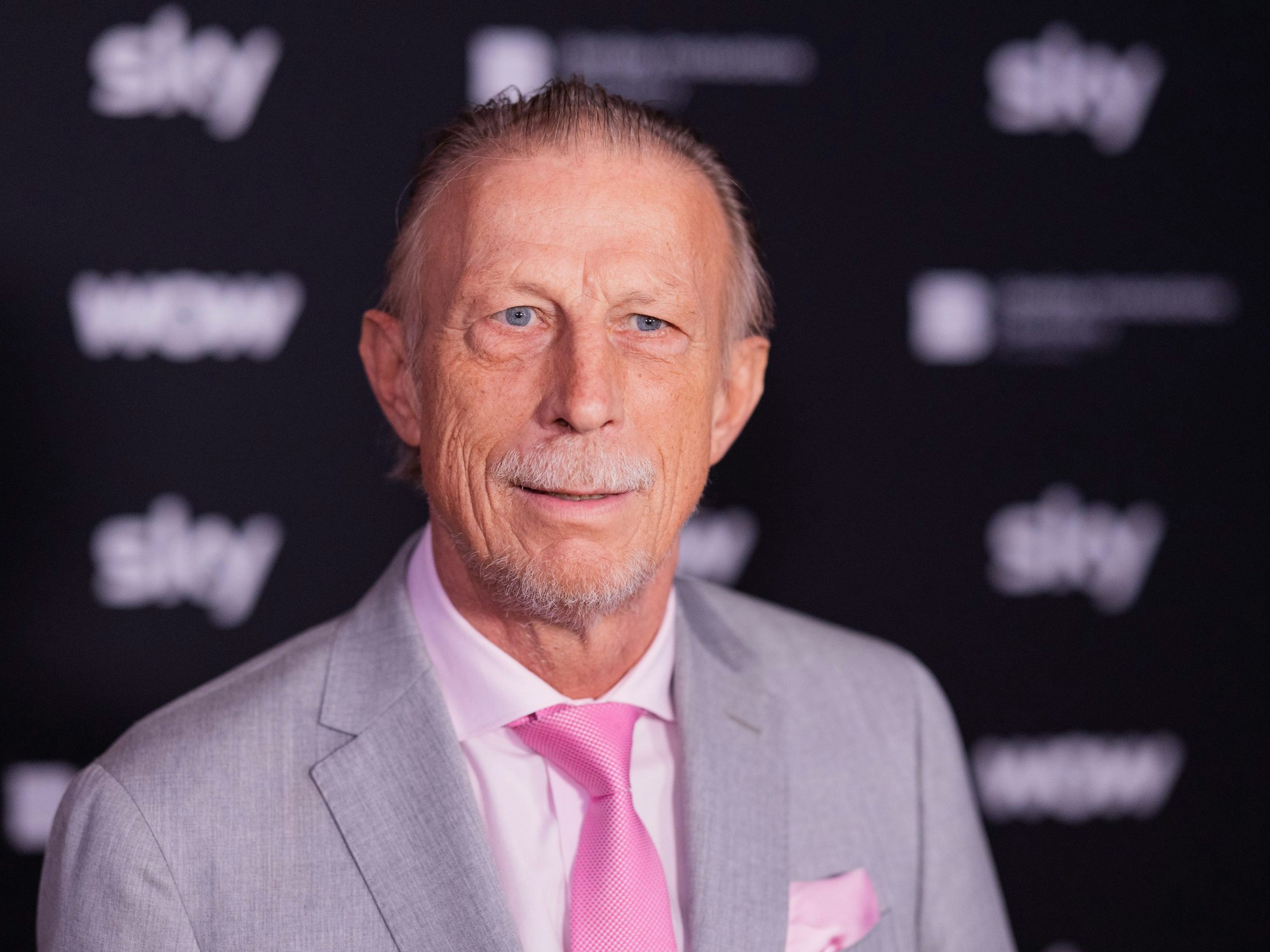 Christoph Daum steht auf dem Roten Teppich.