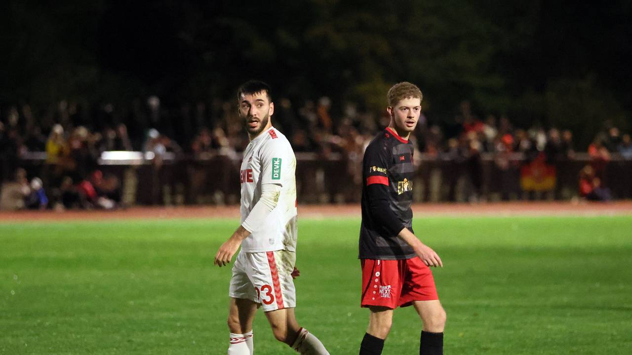 Sargis Adamyan neben einem Gegenspieler der SpVg Porz.