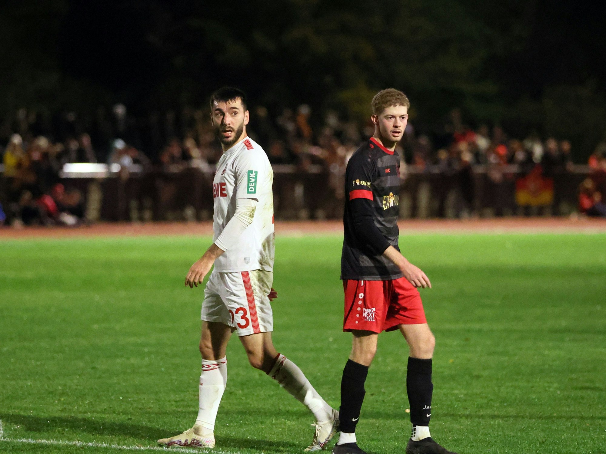 Sargis Adamyan neben einem Gegenspieler der SpVg Porz.