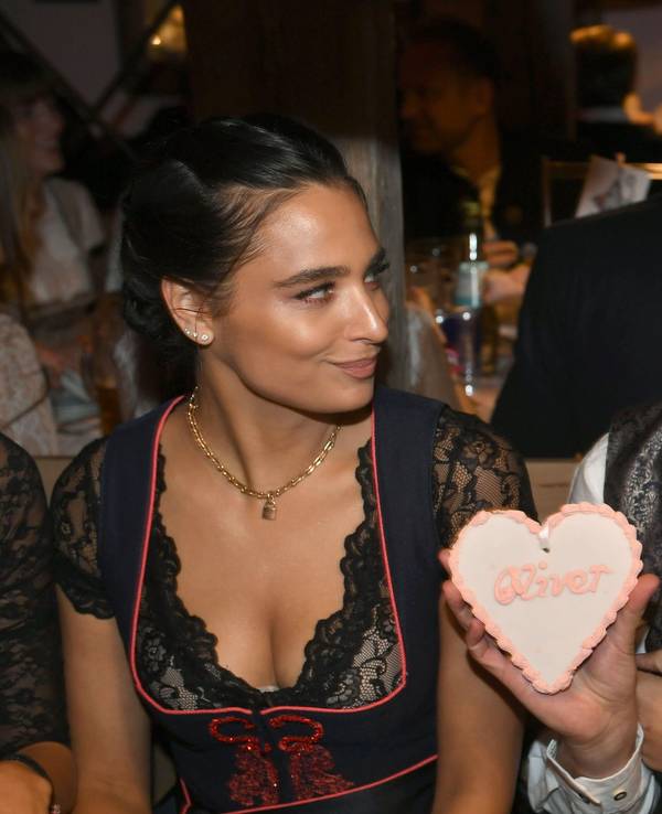 Der Comedian Oliver Pocher und seine Frau Amira feiern beim Almauftrieb im Käfer-Zelt auf dem Oktoberfest.