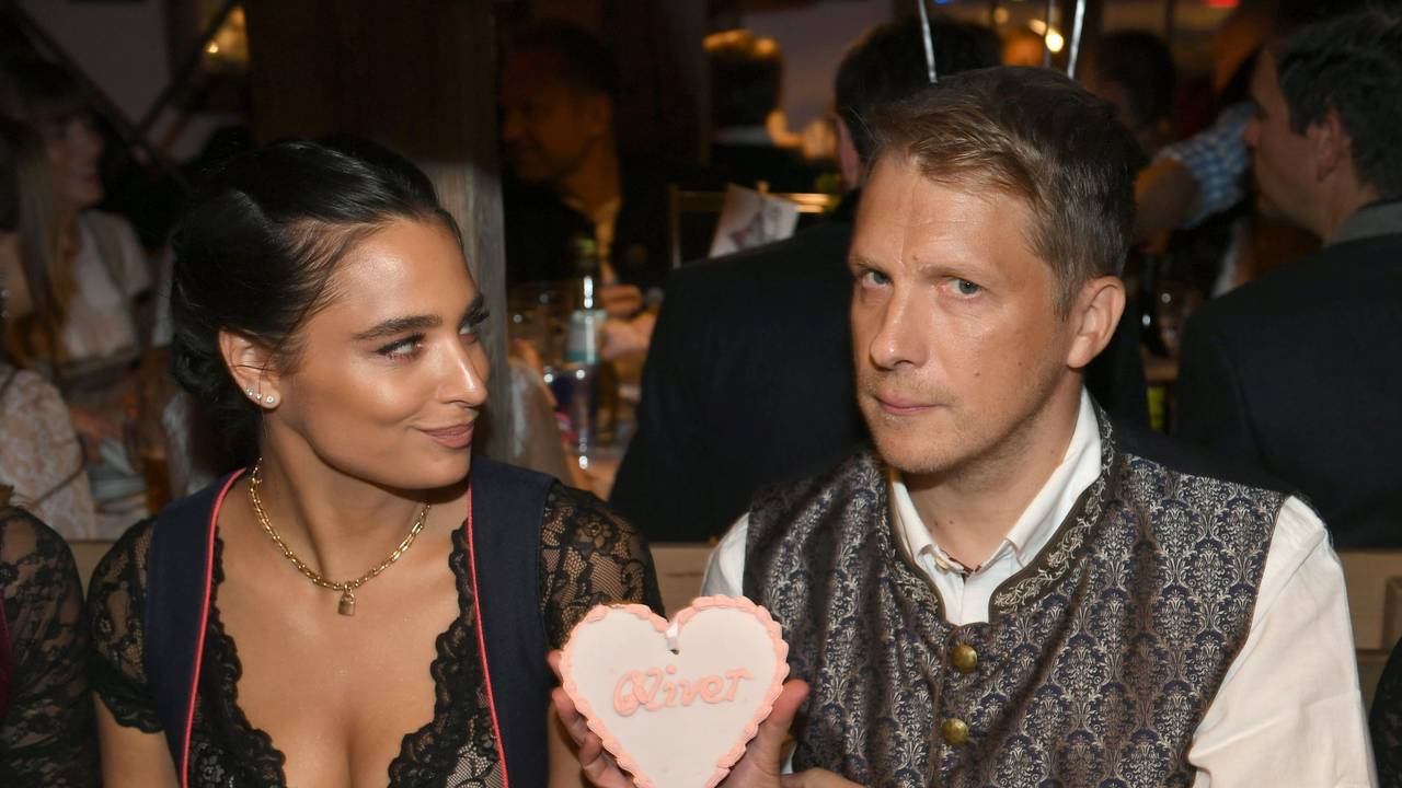 Der Comedian Oliver Pocher und seine Frau Amira feiern beim Almauftrieb im Käfer-Zelt auf dem Oktoberfest.