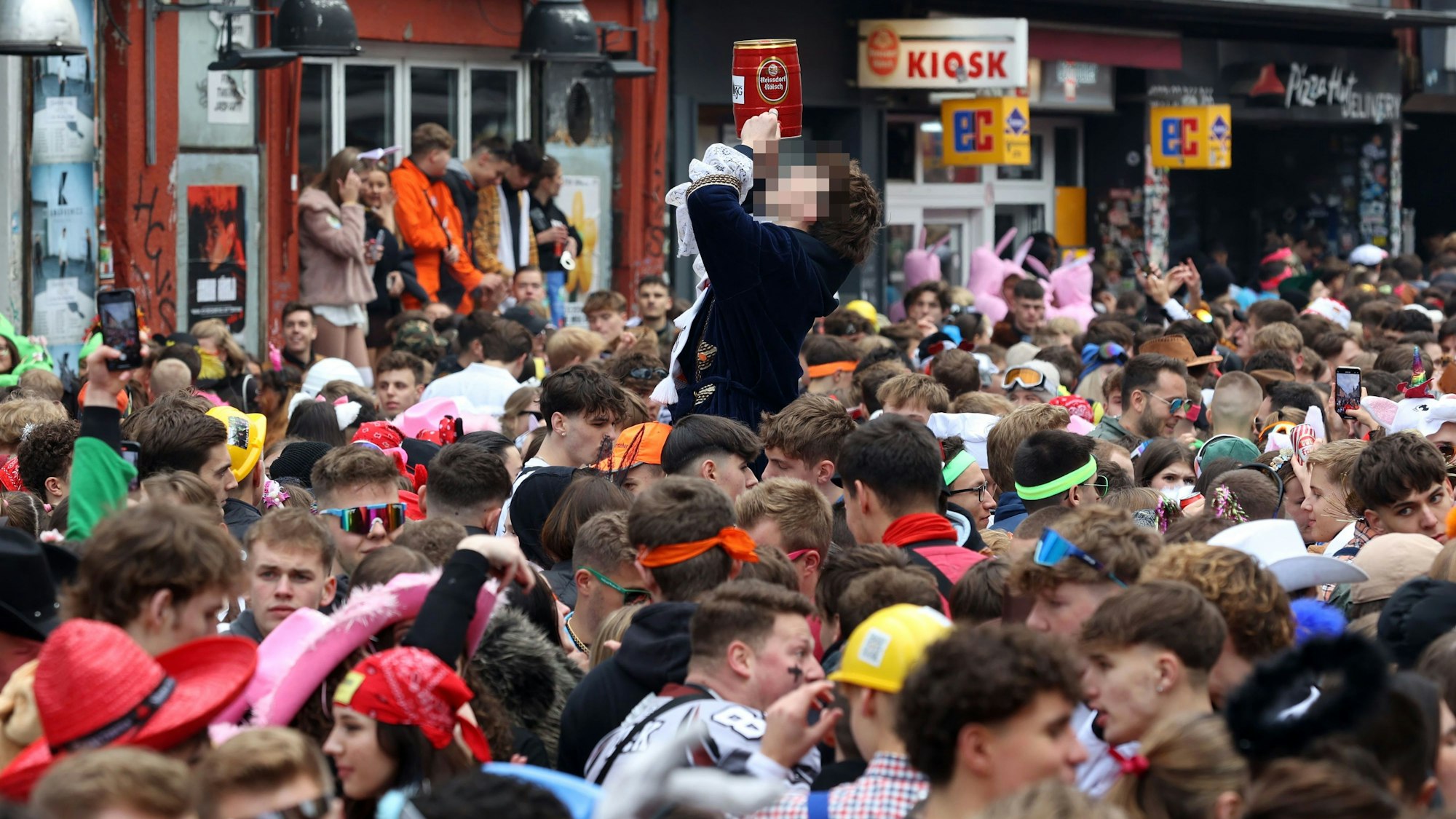 Karnevalsauftakt am 11.11.2023 auf der Zülpicher Straße in Köln.