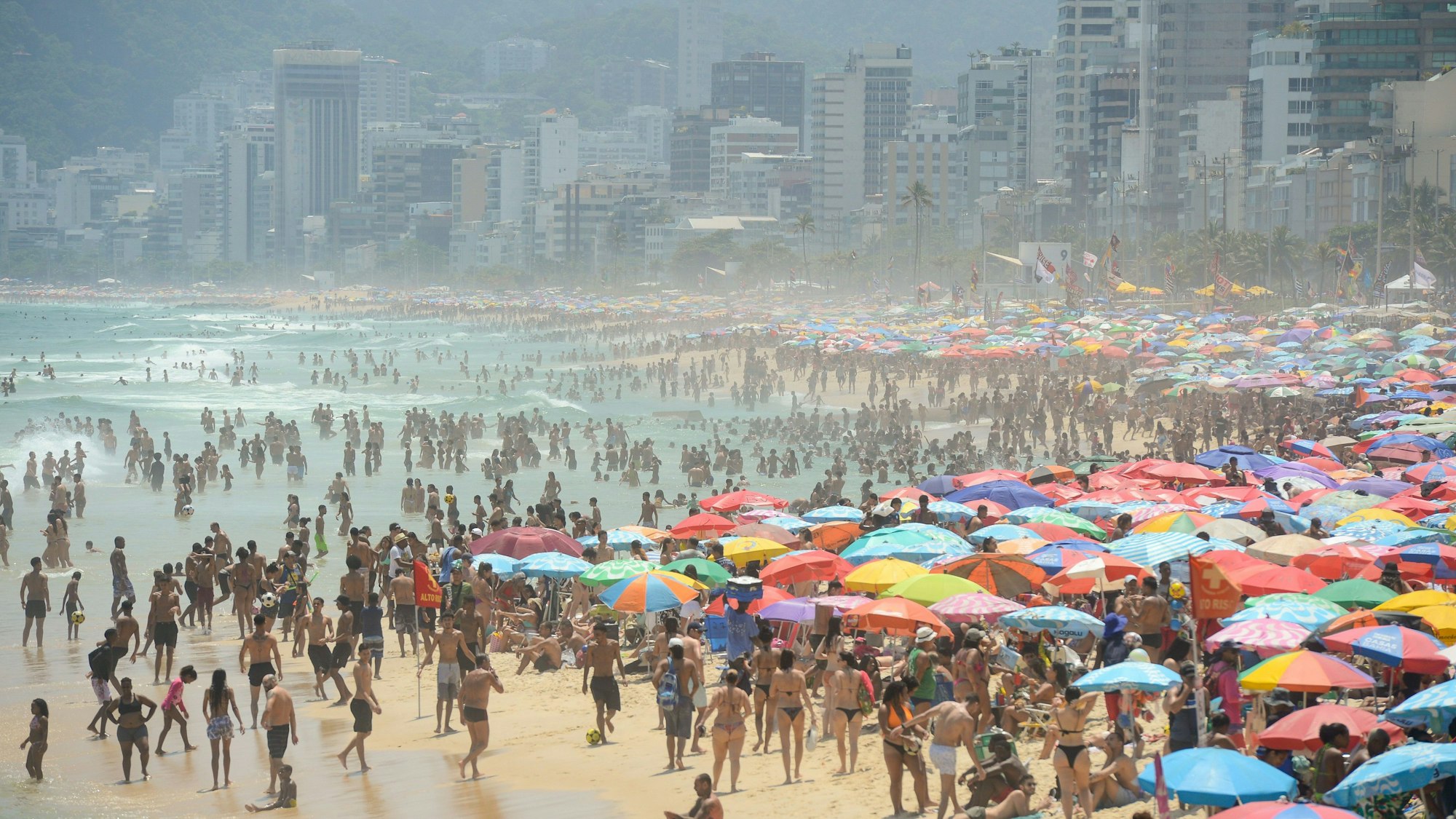 Zahlreiche Menschen suchen am Strand von Ipanema (Rio den Janeiro) während einer Hitzewelle Erfrischung.