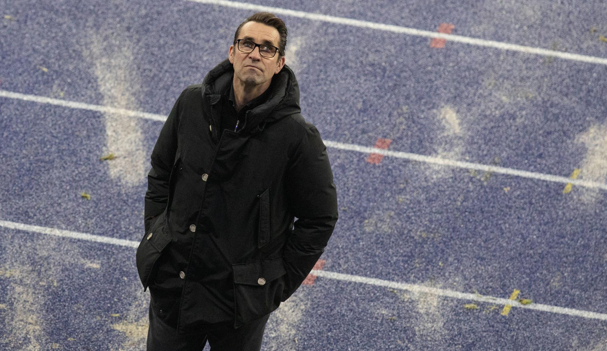 Michael Preetz steht im Berliner Olympiastadion und schaut auf die Tribüne.