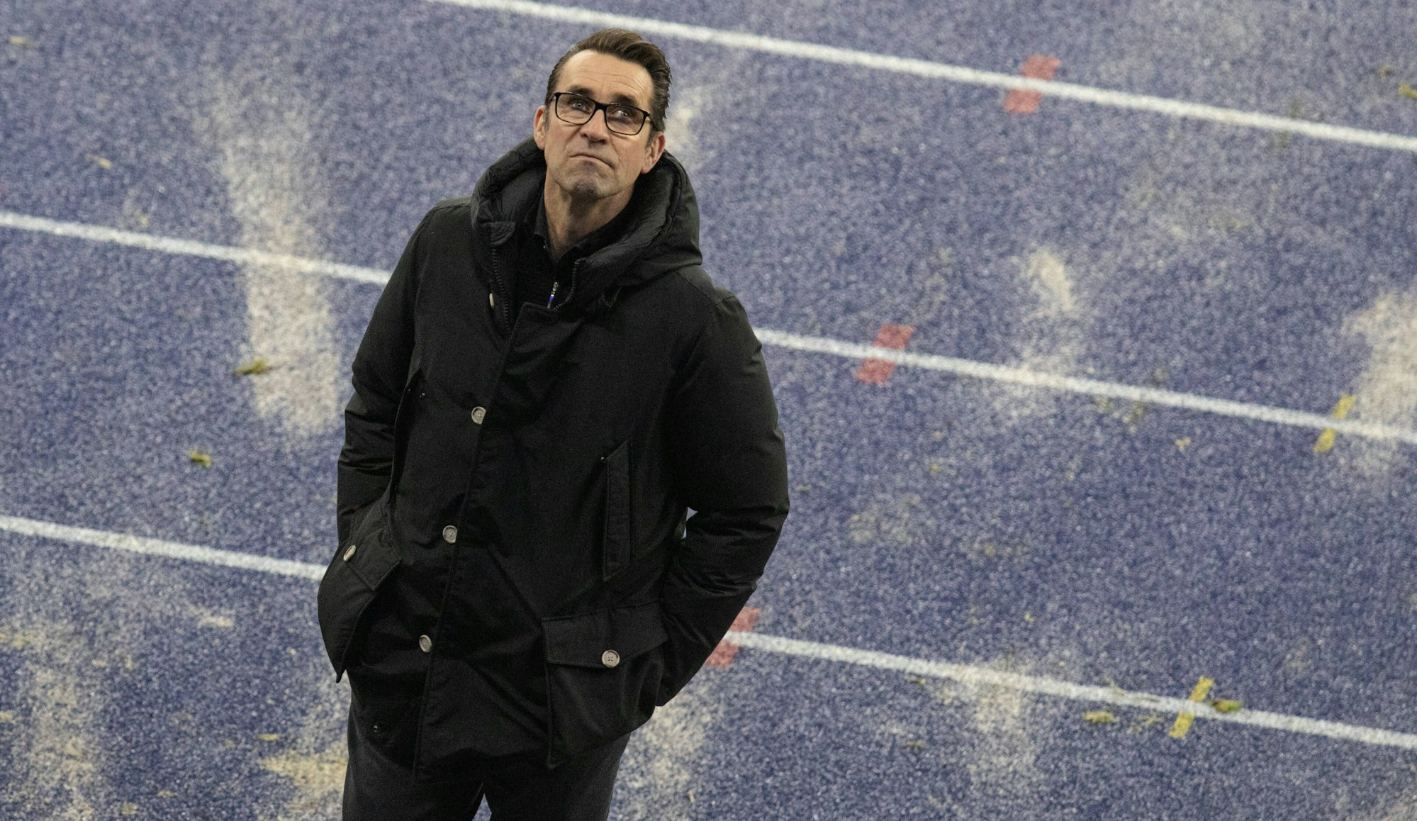 Michael Preetz steht im Berliner Olympiastadion und schaut auf die Tribüne.