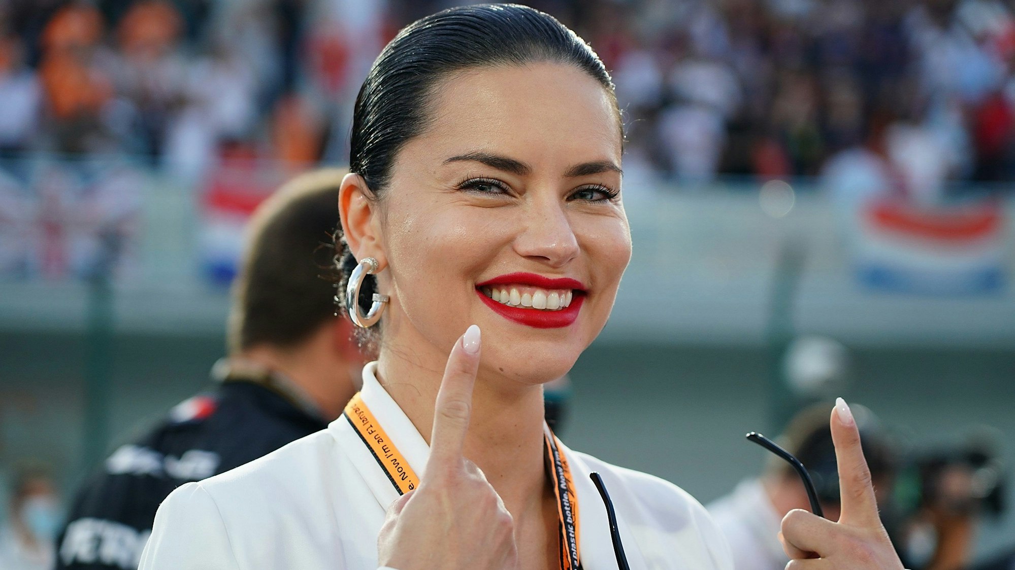 Das Model Adriana Lima steht während der Formel-1-Weltmeisterschaft in Katar auf der Strecke: Ihr Auftritt in Los Angeles hat zuletzt für einigen Wirbel gesorgt.