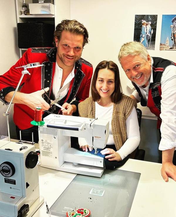 Alex Barth und Benjamin Weissert mit Jasmin Engel.