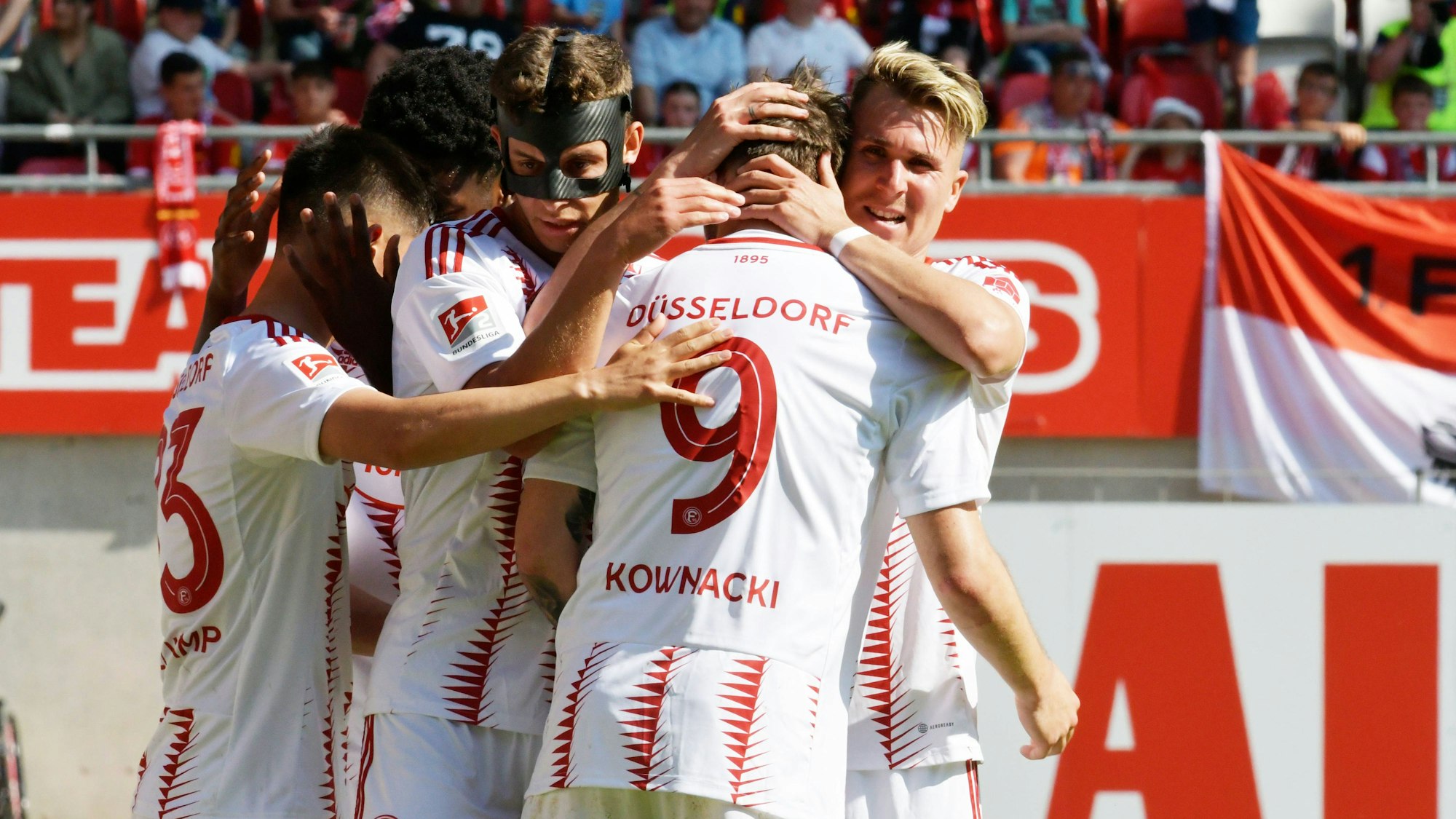 Dawid Kownacki jubelt mit seinen Teamkollegen von Fortuna Düsseldorf.