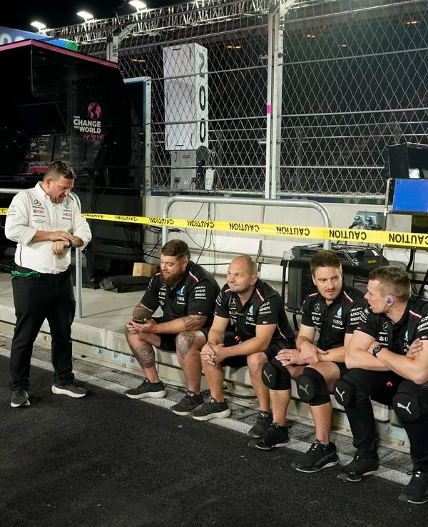 Crew-Mitglieder von Mercedes warten am 17. November 2023 auf das Ende der Arbeiten im Rahmen des Auftakttrainings des Formel-1-Auftakttrainings in Las Vegas.