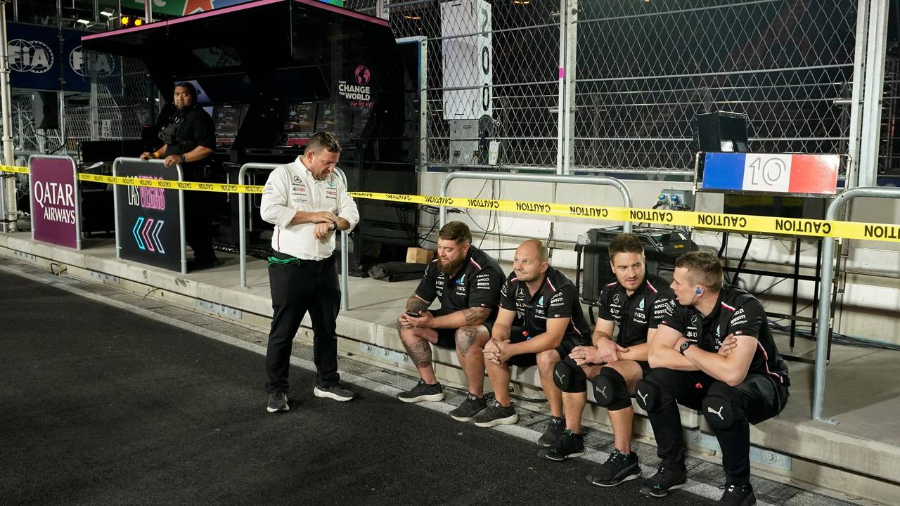 Crew-Mitglieder von Mercedes warten am 17. November 2023 auf das Ende der Arbeiten im Rahmen des Auftakttrainings des Formel-1-Auftakttrainings in Las Vegas.