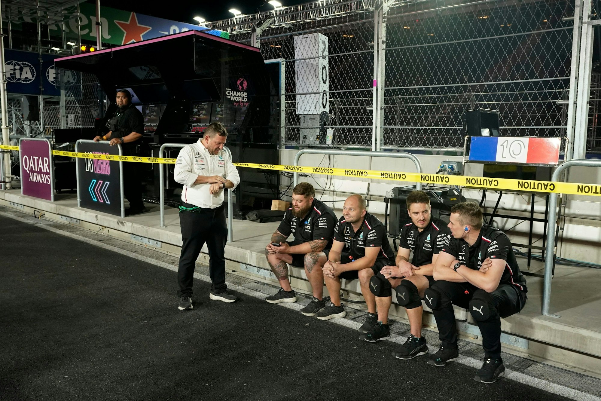 Crew-Mitglieder von Mercedes warten am 17. November 2023 auf das Ende der Arbeiten im Rahmen des Auftakttrainings des Formel-1-Auftakttrainings in Las Vegas.