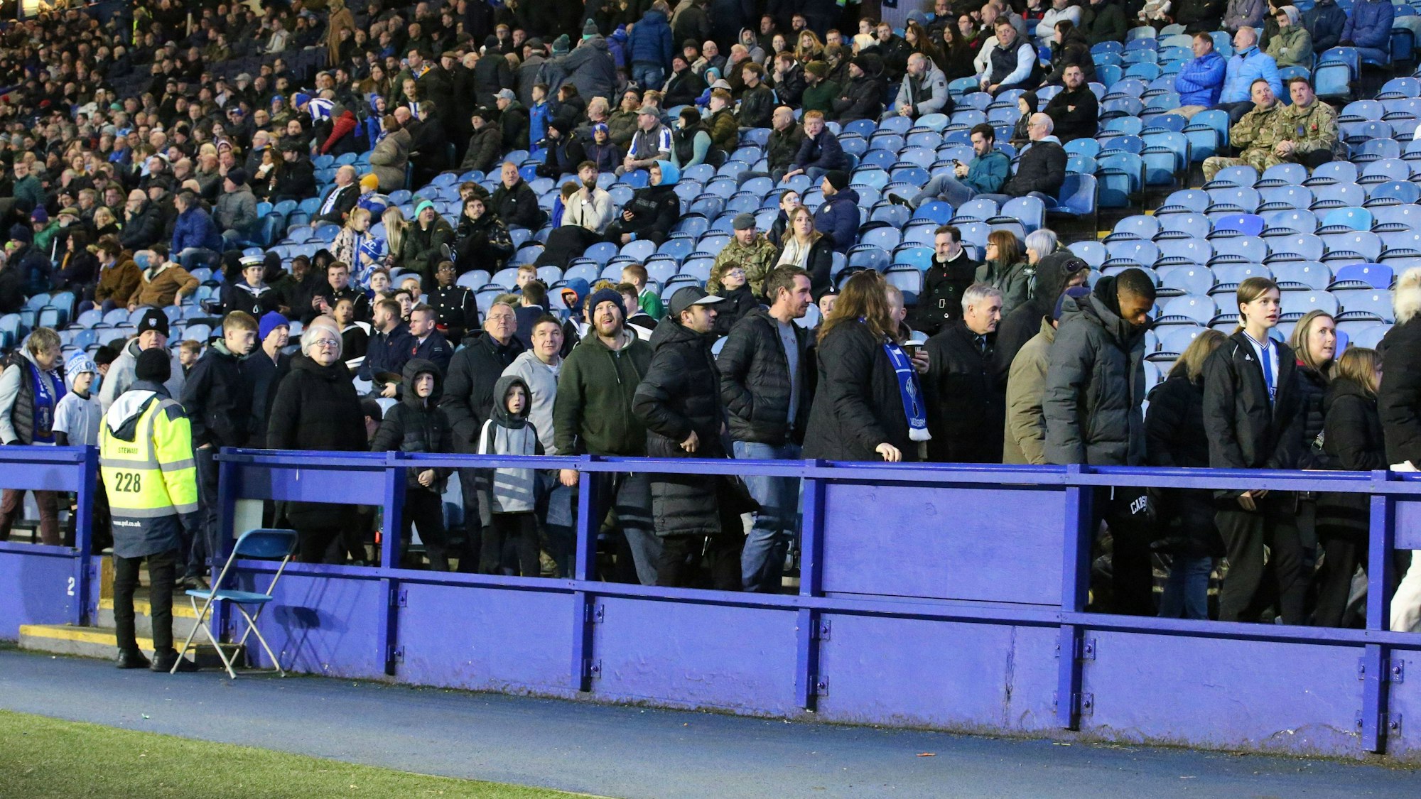 Fußball-Fans von Sheffield Wednesday verlassen nach dem Spiel gegen den FC Millwall das Stadion.