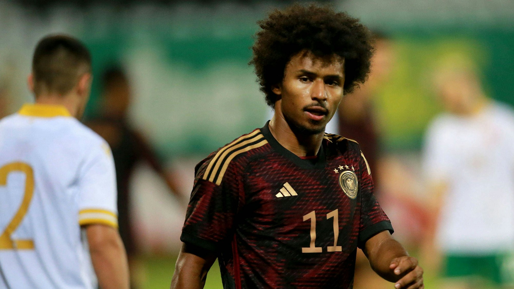 Karim Adeyemi geht bei einem Spiel der deutschen U21 über den Platz.