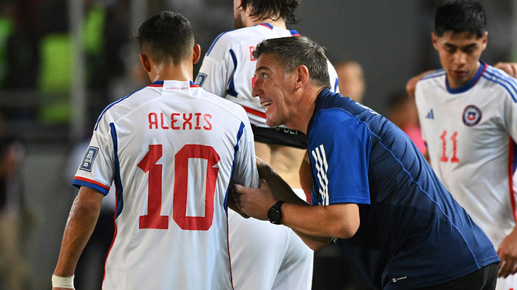 Chile-Trainer Eduardo Berizzo redet beherzt auf Alexis Sánchez ein.