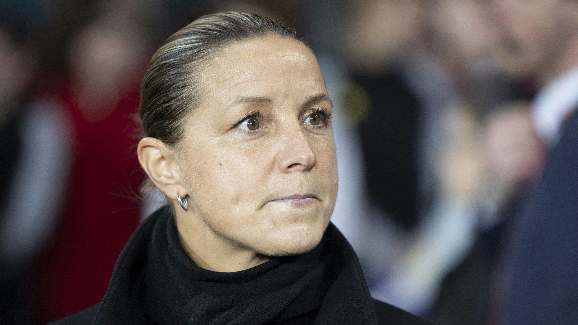 Inka Grings blickt am Spielfeldrand ernst.