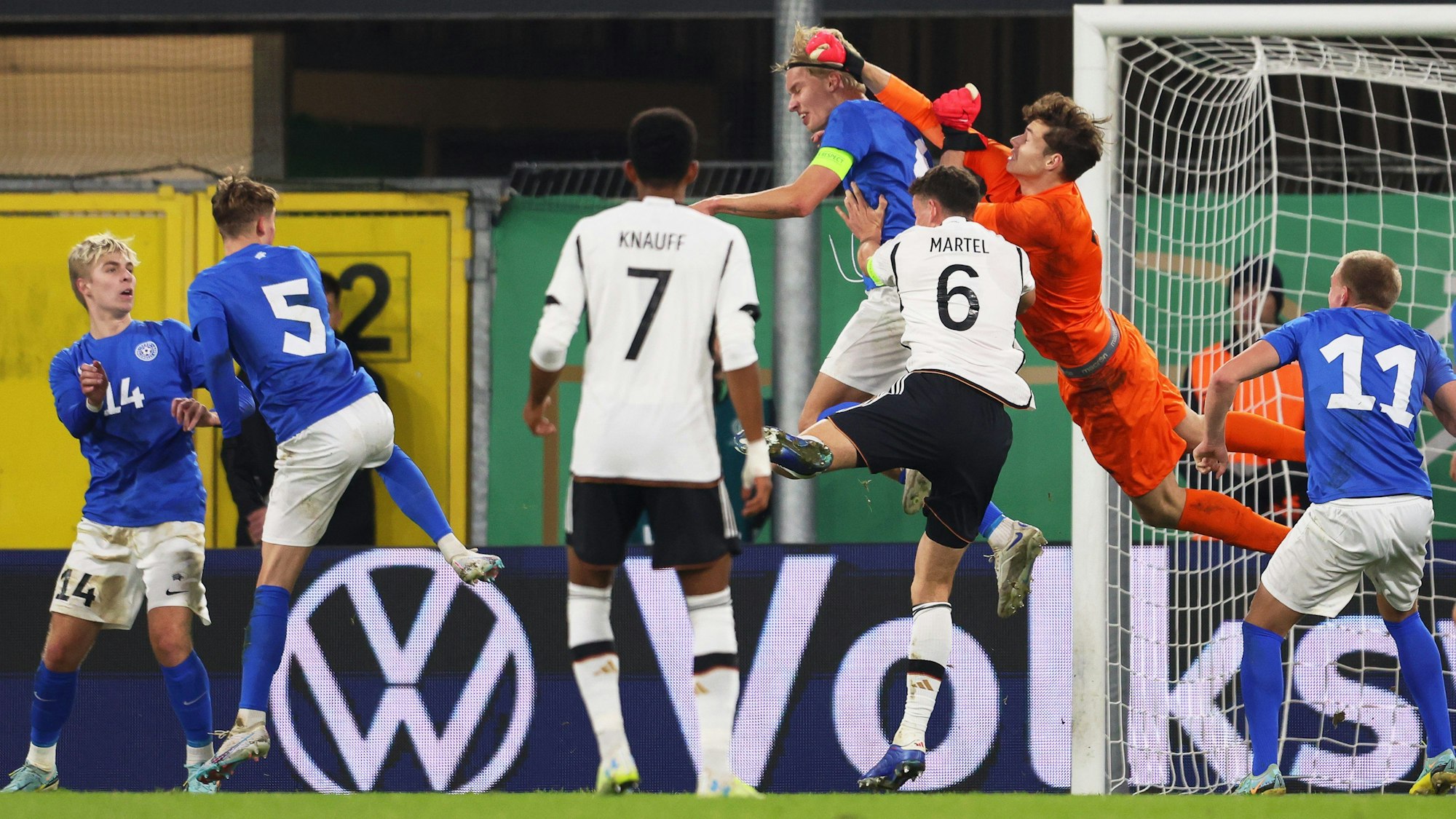 Deutschlands Eric Martel (3.v.r) im Kampf um den Ball mit Estlands Torwart Kaur Kivila (2.v.r) und Kevor Palumets (4.v.r).