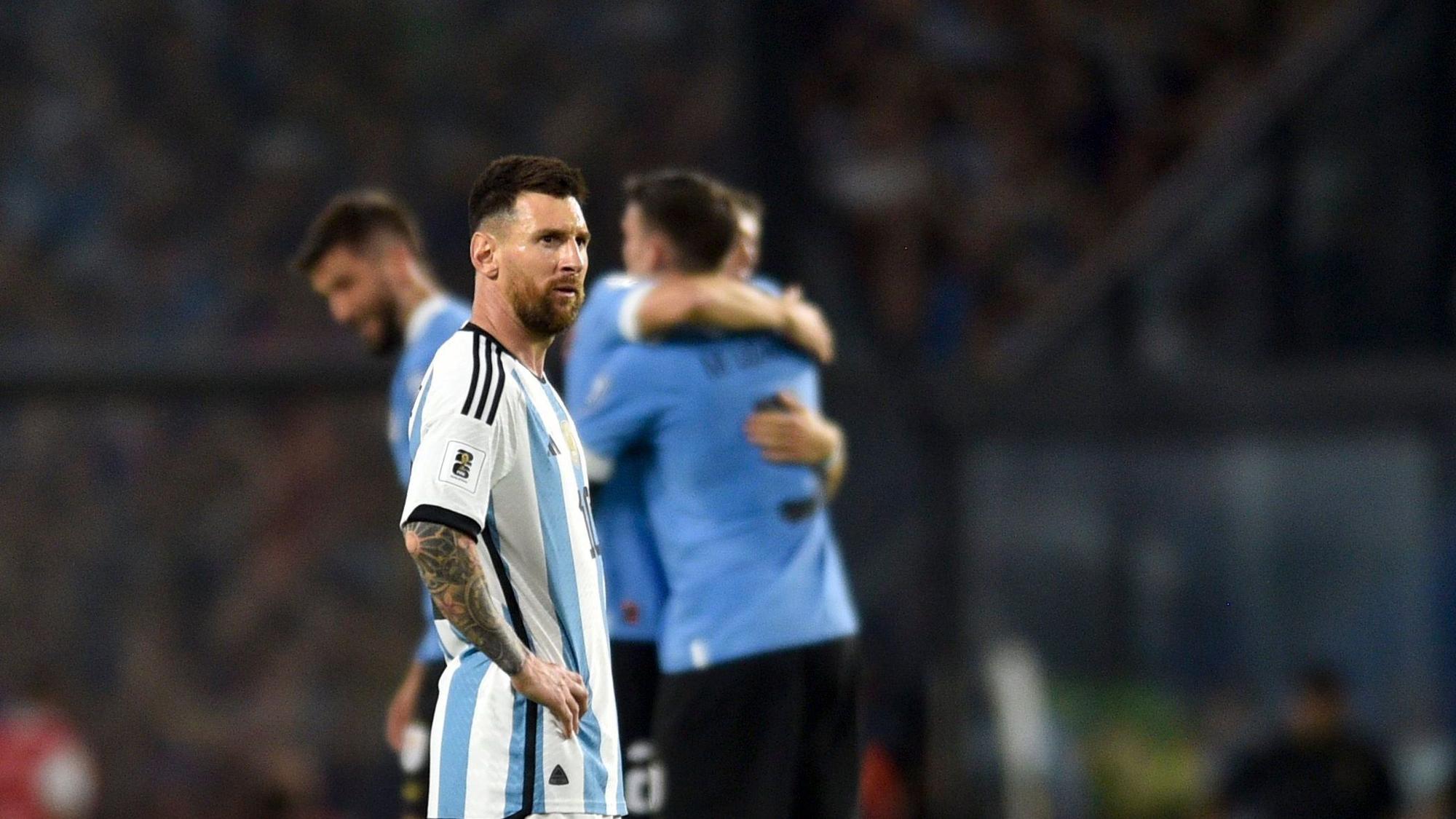Lionel Messi guckt nach der Niederlage gegen Uruguay enttäuscht.