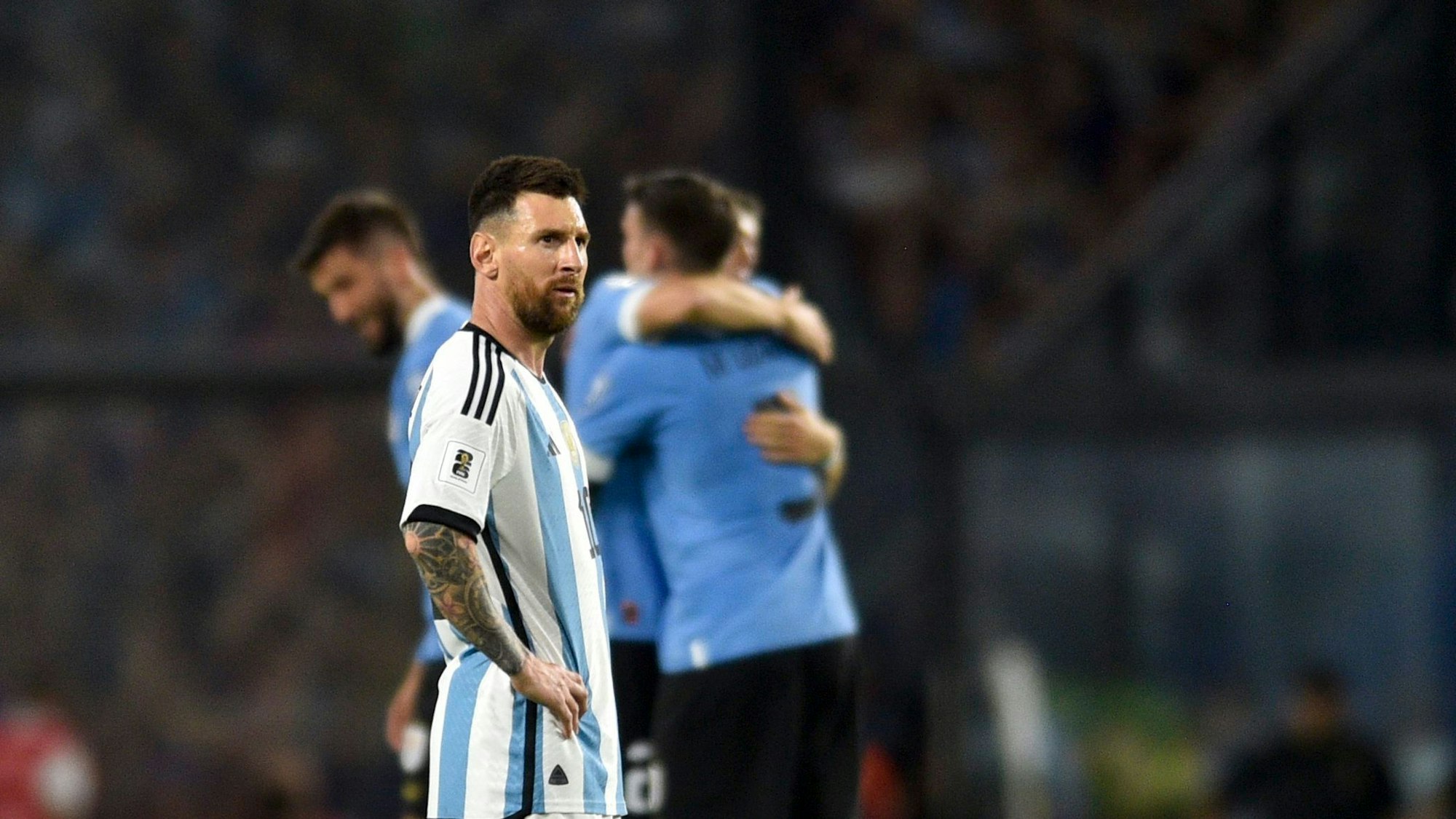 Lionel Messi guckt nach der Niederlage gegen Uruguay enttäuscht.