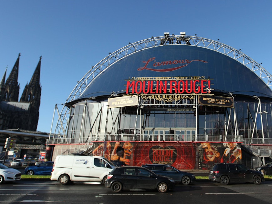 Der Musical Dome am Rheinufer in Köln, in dem aktuell noch das Musical „Moulin Rouge“ zu sehen ist.
