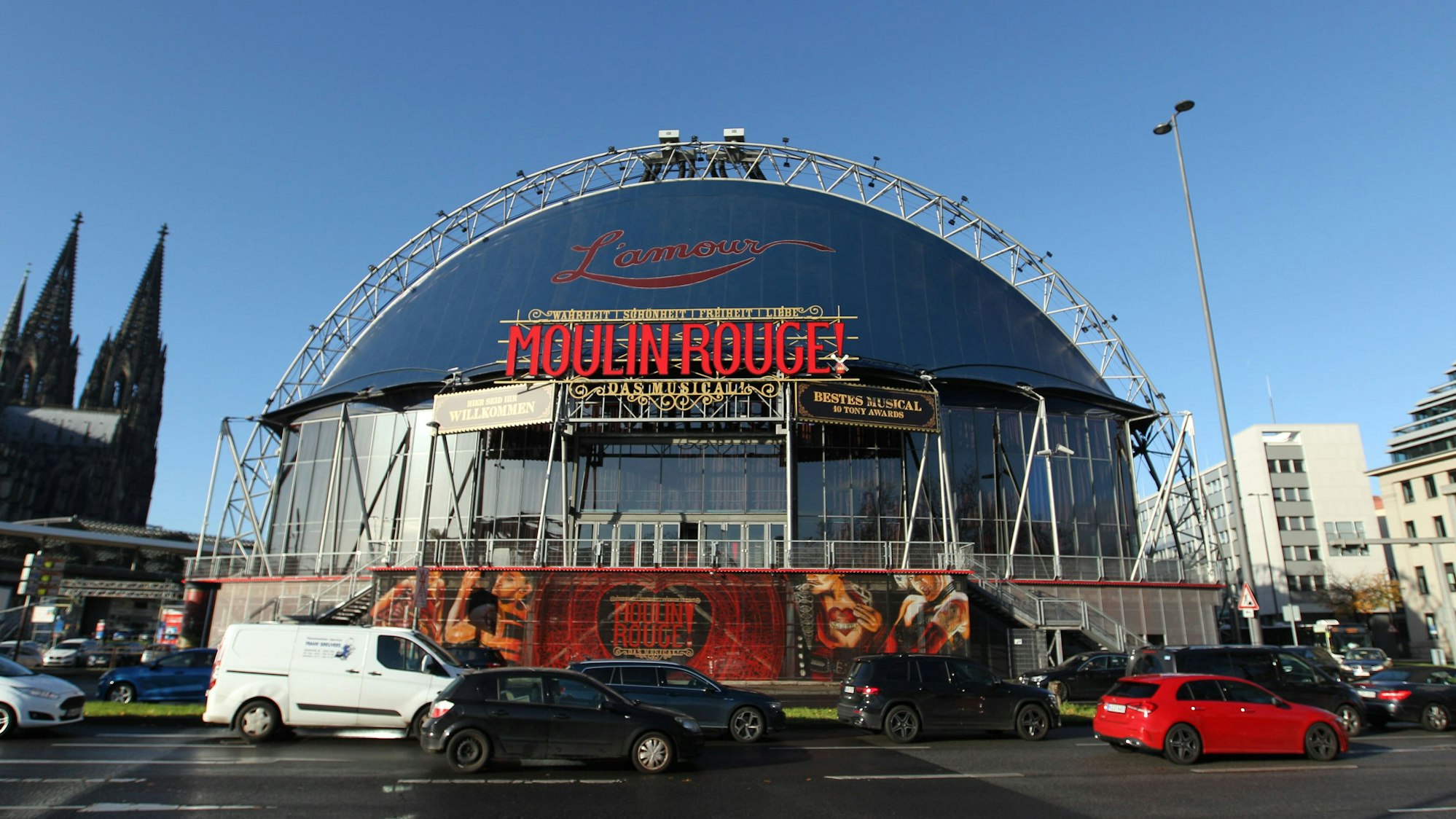 Der Musical Dome am Rheinufer in Köln. Im Hintergrund ist der Dom zu sehen.
