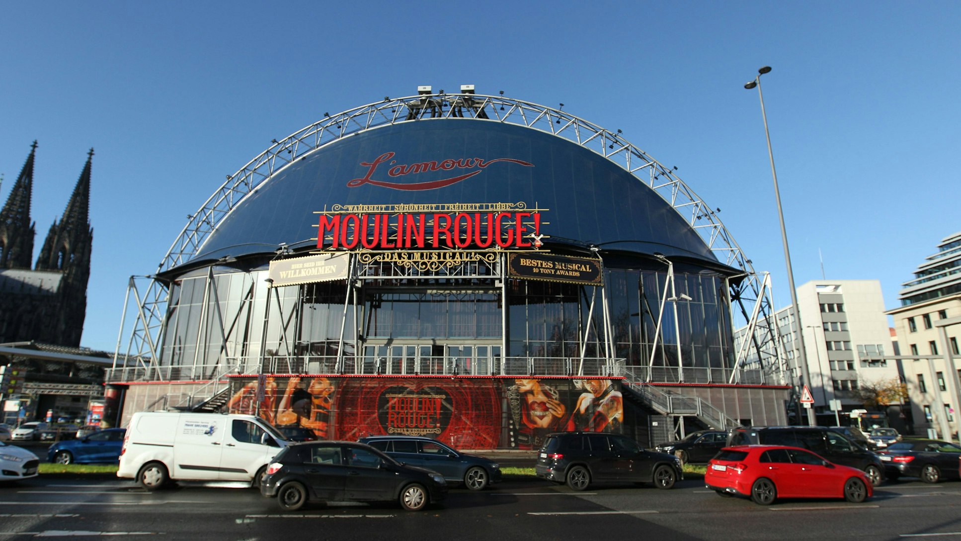 Der Musical Dome am Rheinufer in Köln, in dem aktuell das Musical „Moulin Rouge“ zu sehen ist (Archivfoto).