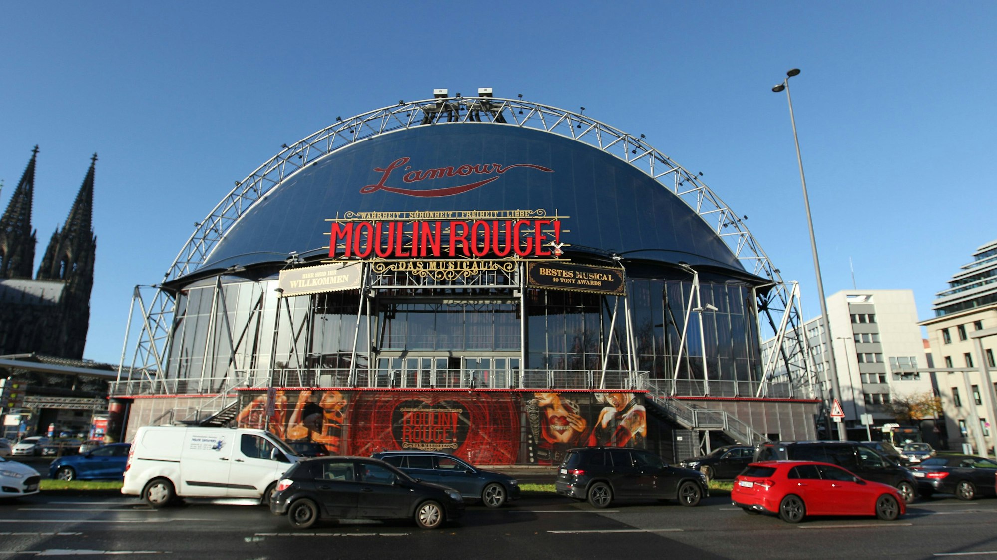 Der Musical Dome am Rheinufer in Köln, in dem aktuell das Musical „Moulin Rouge“ zu sehen ist (Archivfoto).