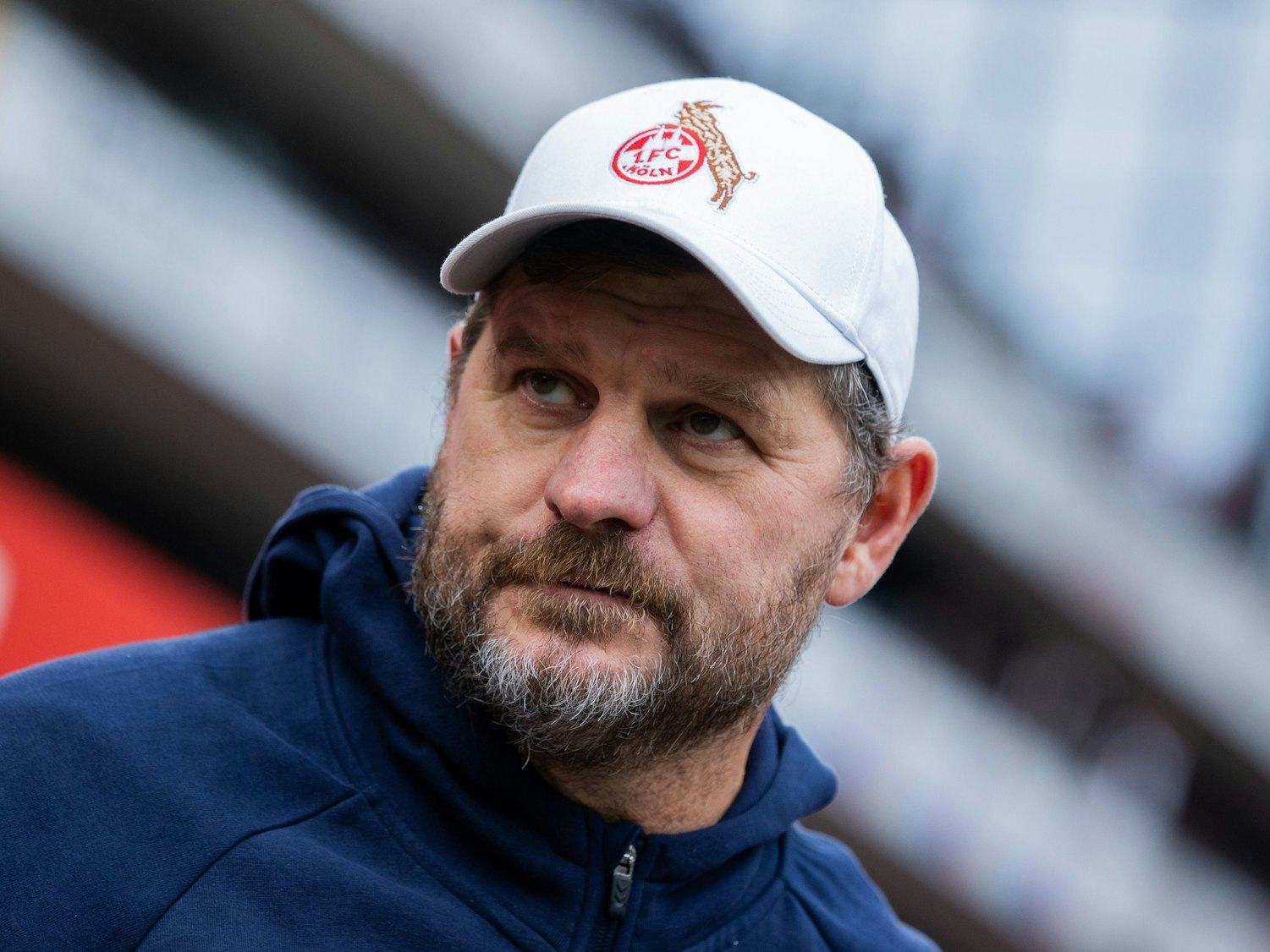 Trainer Steffen Baumgart vor dem Spiel im Stadion.
