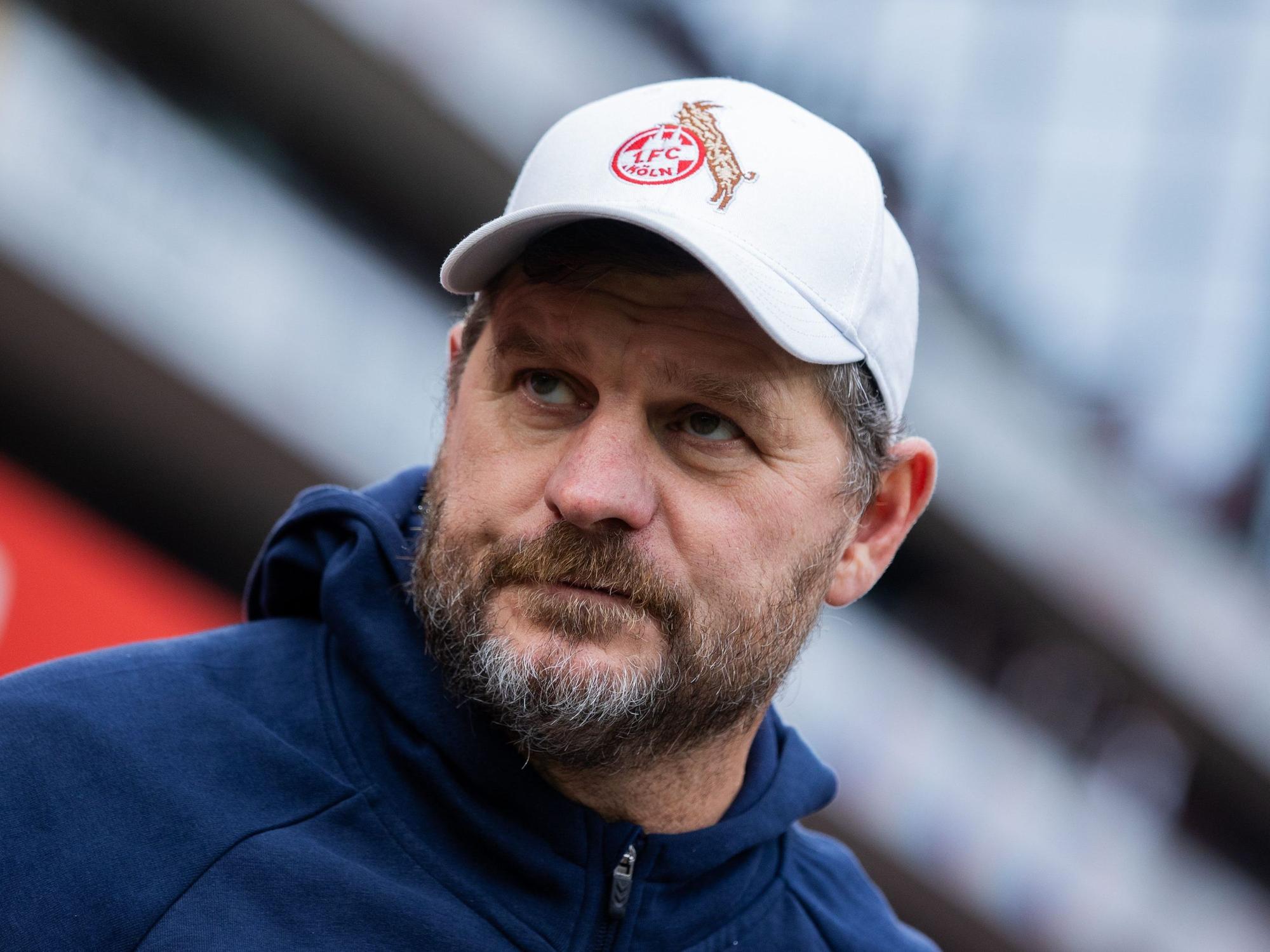 Trainer Steffen Baumgart vor dem Spiel im Stadion.